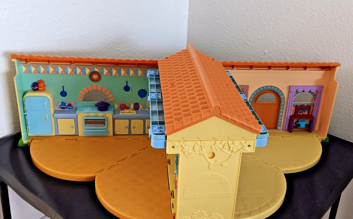 DORA THE EXPLORER TALKING DOLL HOUSE INCLUDES DORA, MAMI, PAPI & SOFA 200 NEW