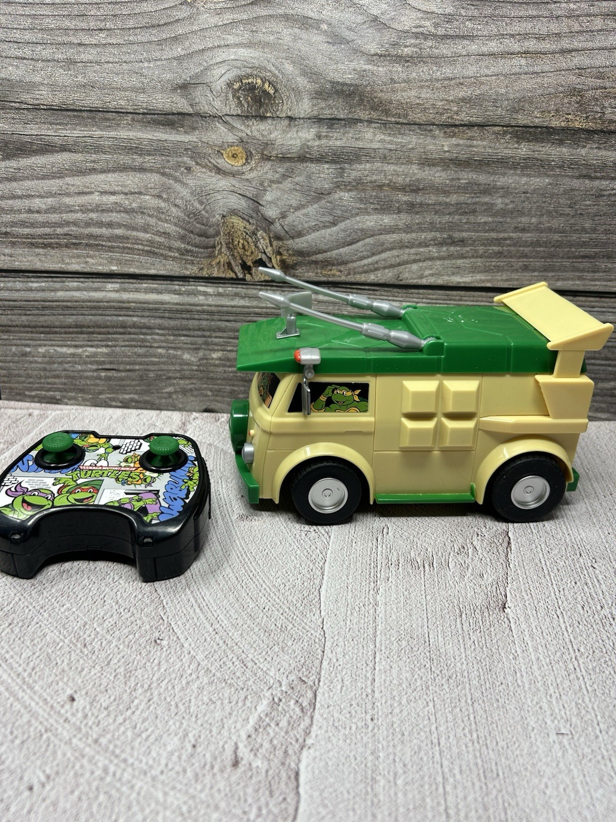 Teenage Mutant Ninja Turtles 2.4 GHz Remote Control Party Wagon w/Turbo Boost