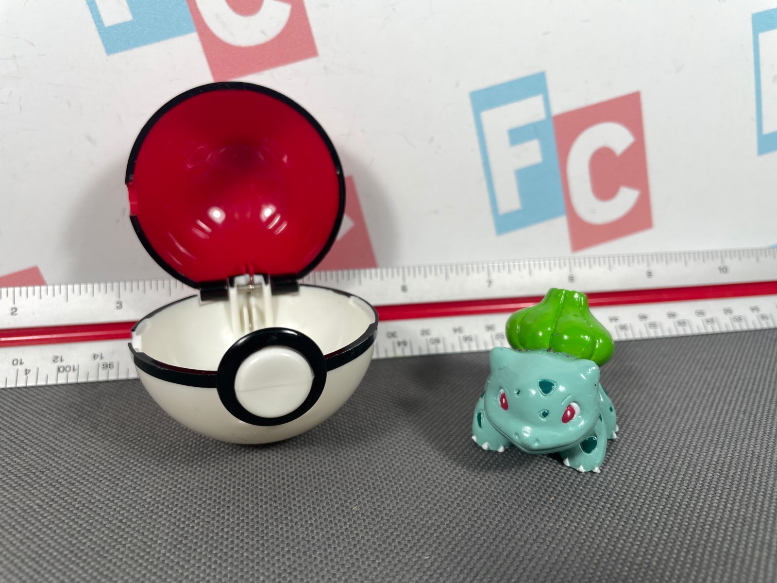 1999 Pokemon Basic Fun Bulbasaur Figure & Pokeball Retro Vintage
