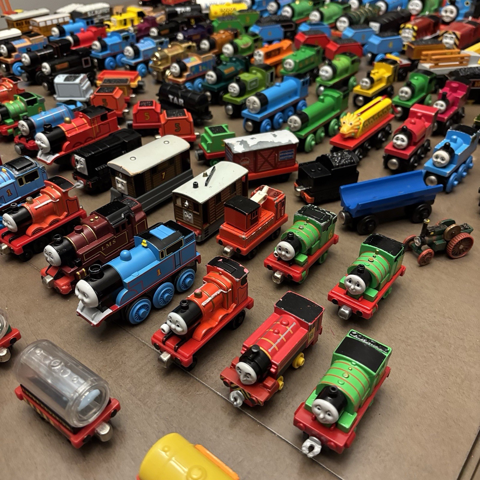 HUGE LOT – 200 pieces THOMAS AND FRIENDS TRAINS Wood Die Cast Plastic toys