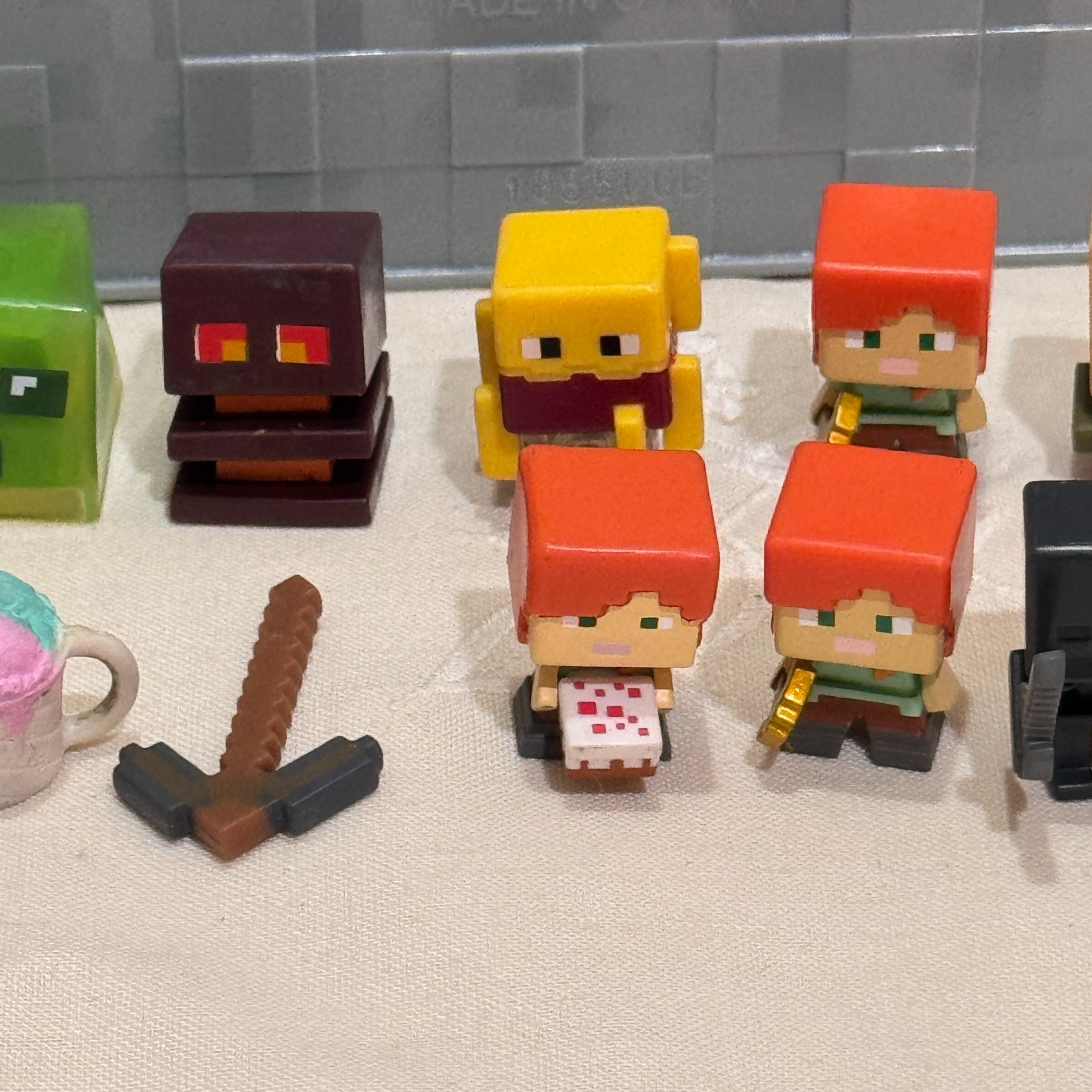 Minecraft Mini Figures Lot 21 Collector Display Case Storage Cube Box Mattel