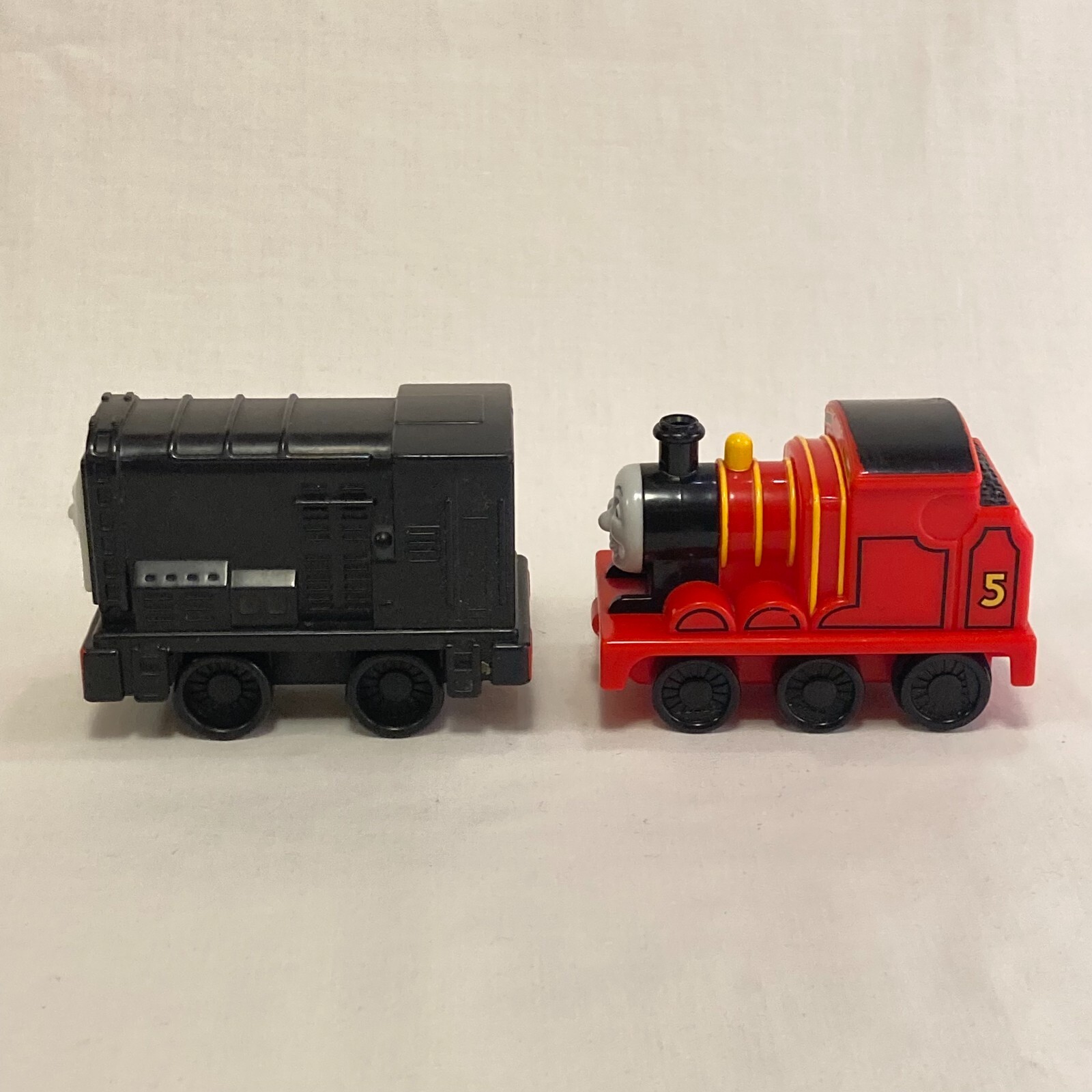 Thomas the Train Pull Back James Mattel 2009 and Plastic 4&Prime; Diesel 2011 Lot of 2