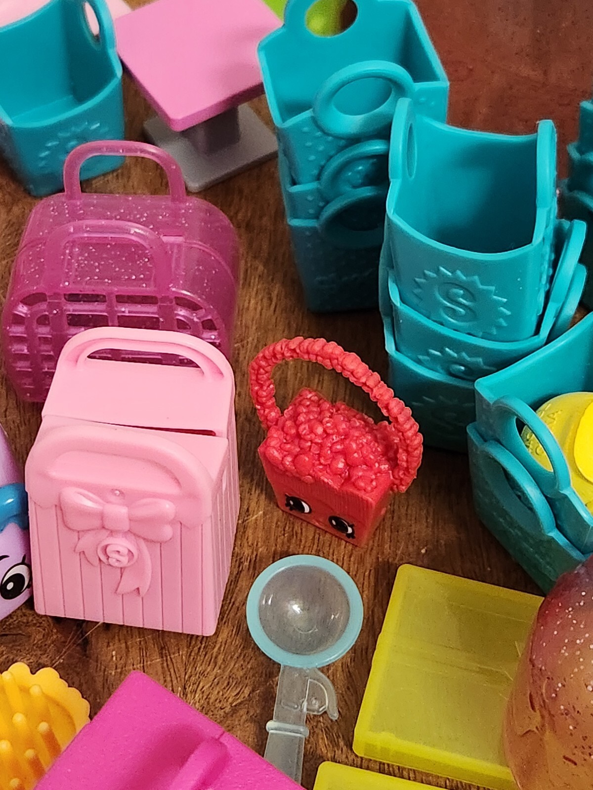 HUGE 200+ SHOPKINS Bubble Gum Machine, 2 Sweet Treat Delux Trucks, CC Queen +++