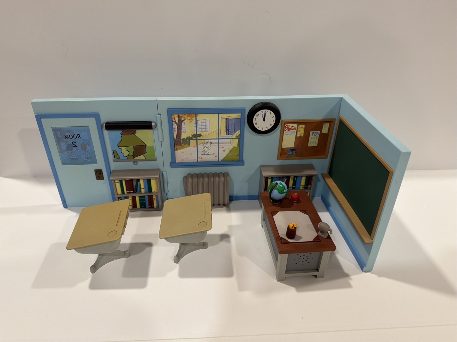 Peanuts – The Classroom Environment Plus Accessories – Desk Tested And Works!