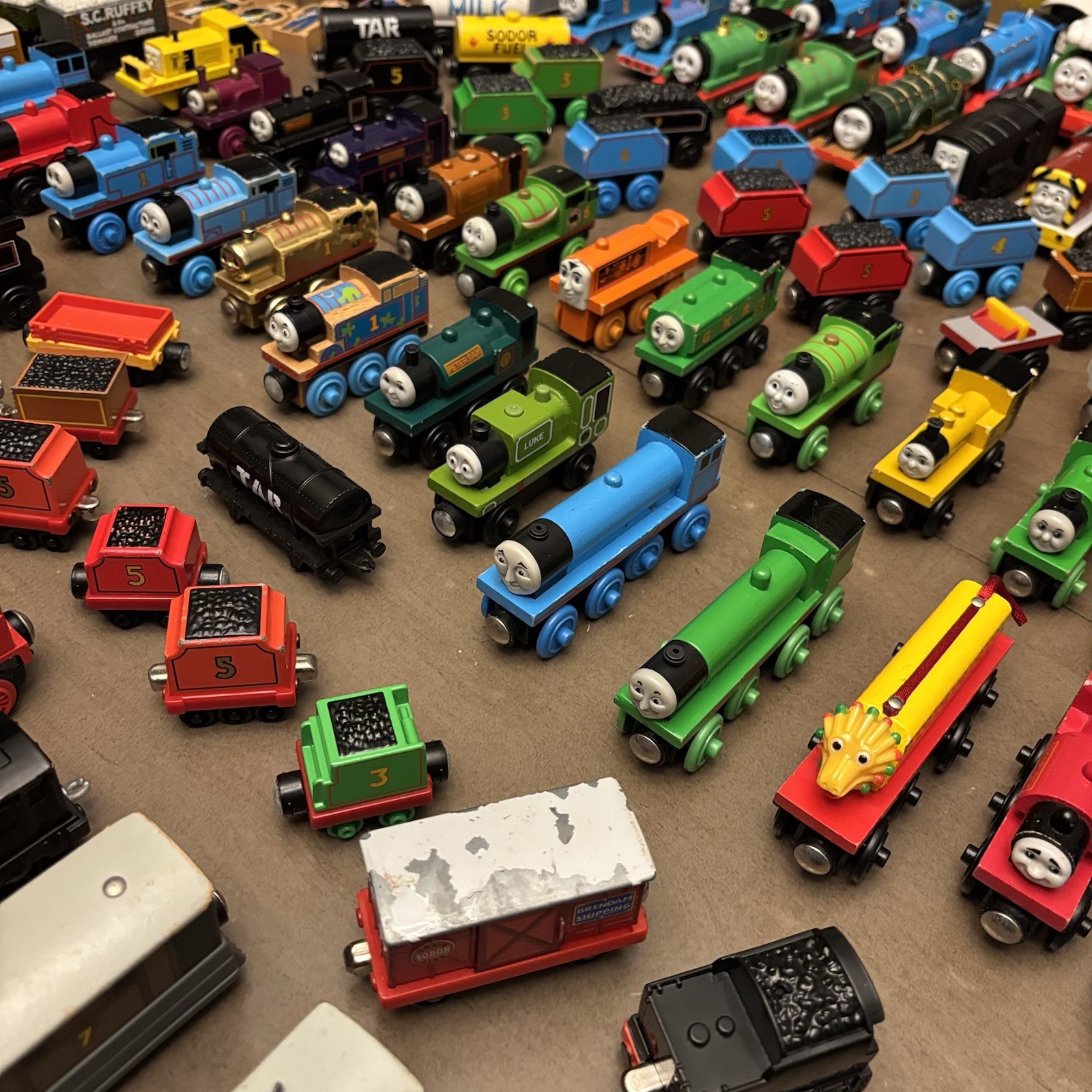 HUGE LOT – 200 pieces THOMAS AND FRIENDS TRAINS Wood Die Cast Plastic toys