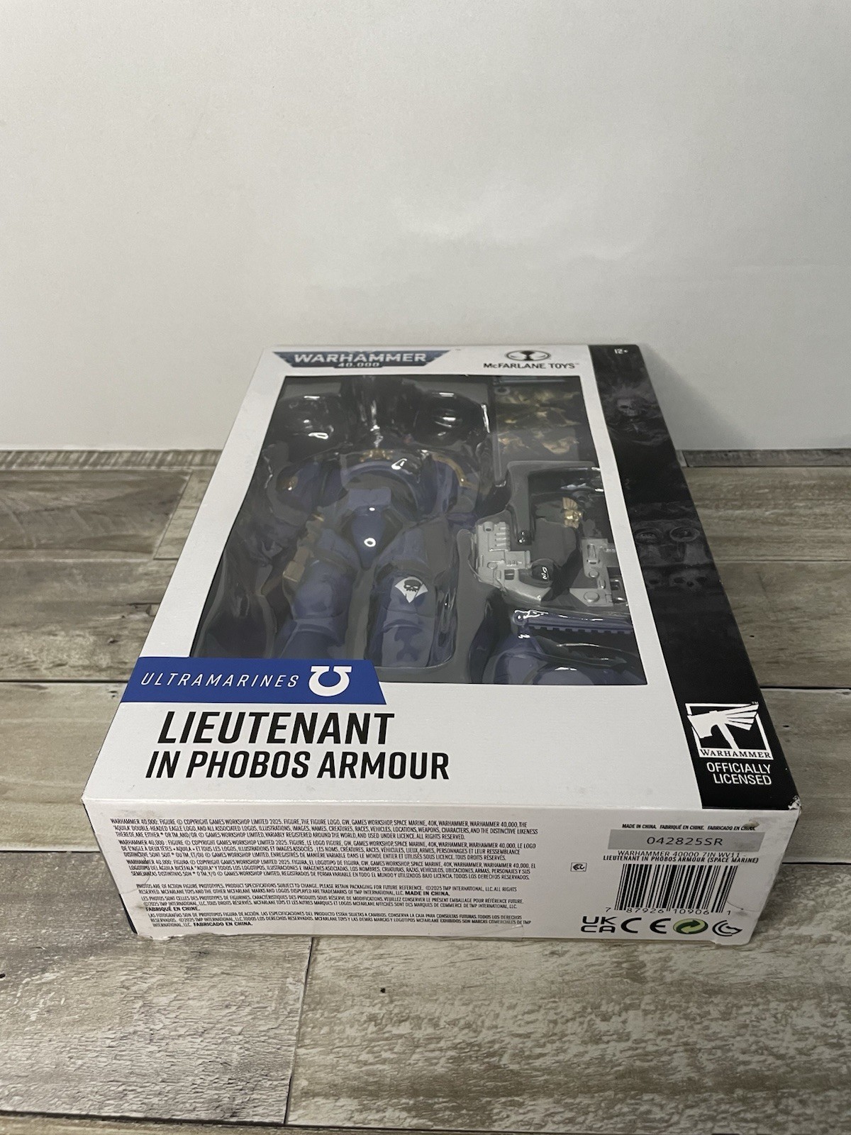 McFarlane Warhammer 40k Lieutenant in Phobos Armour Ultramarines 7in Figure NEW