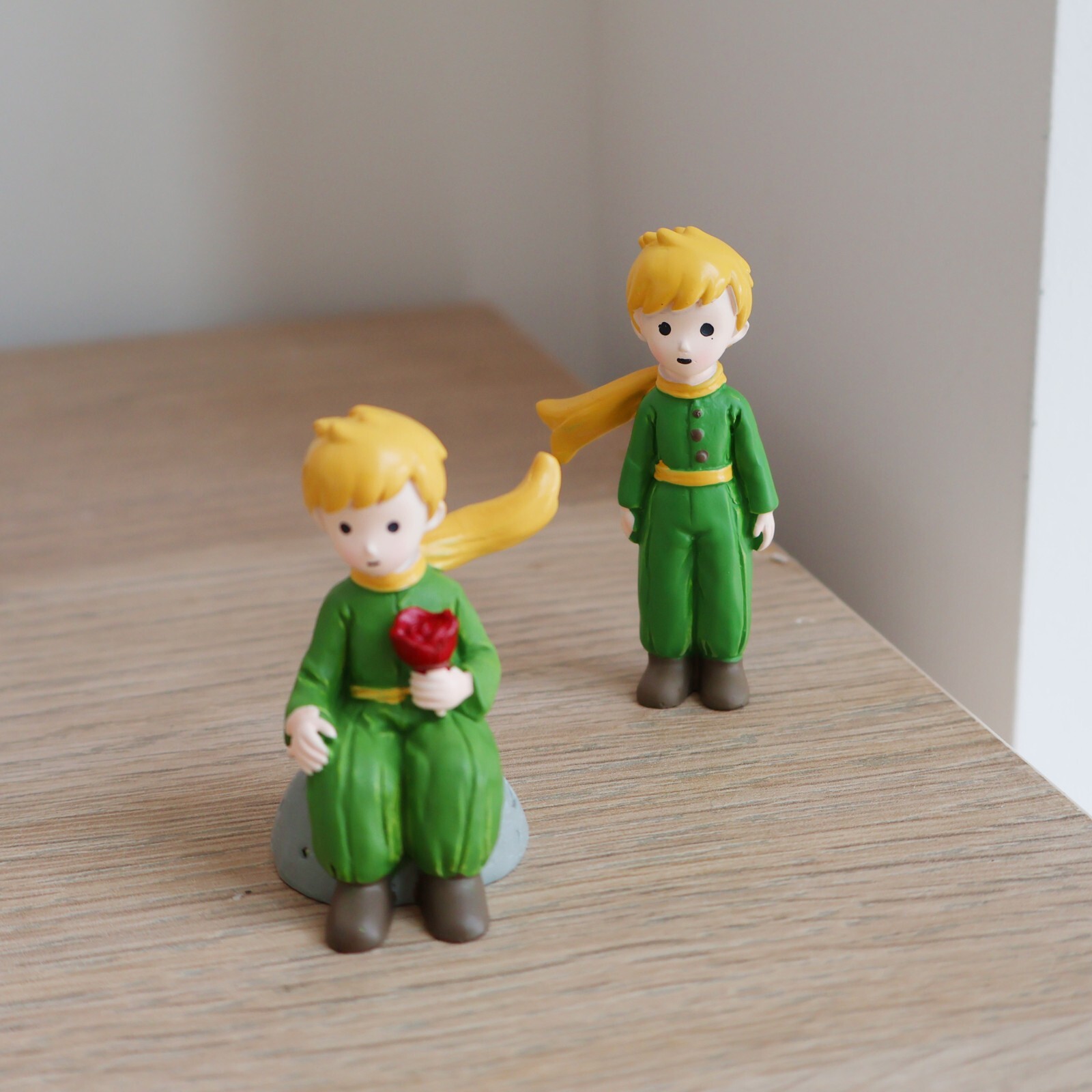 The Little Prince Holding Flowers – Cake Topper & Desk Decoration | Perfect Gift