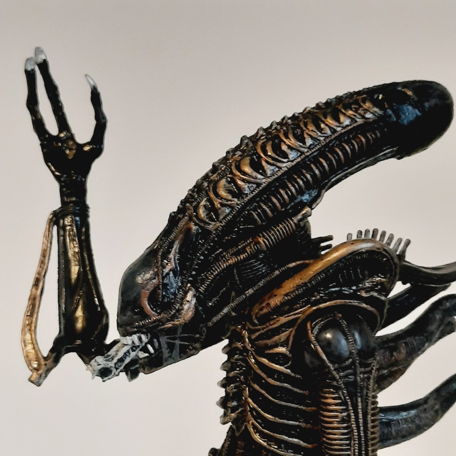 NECA Ultimate Alien Brown Xenomorph Warrior 9&Prime; Action Figure with Pod