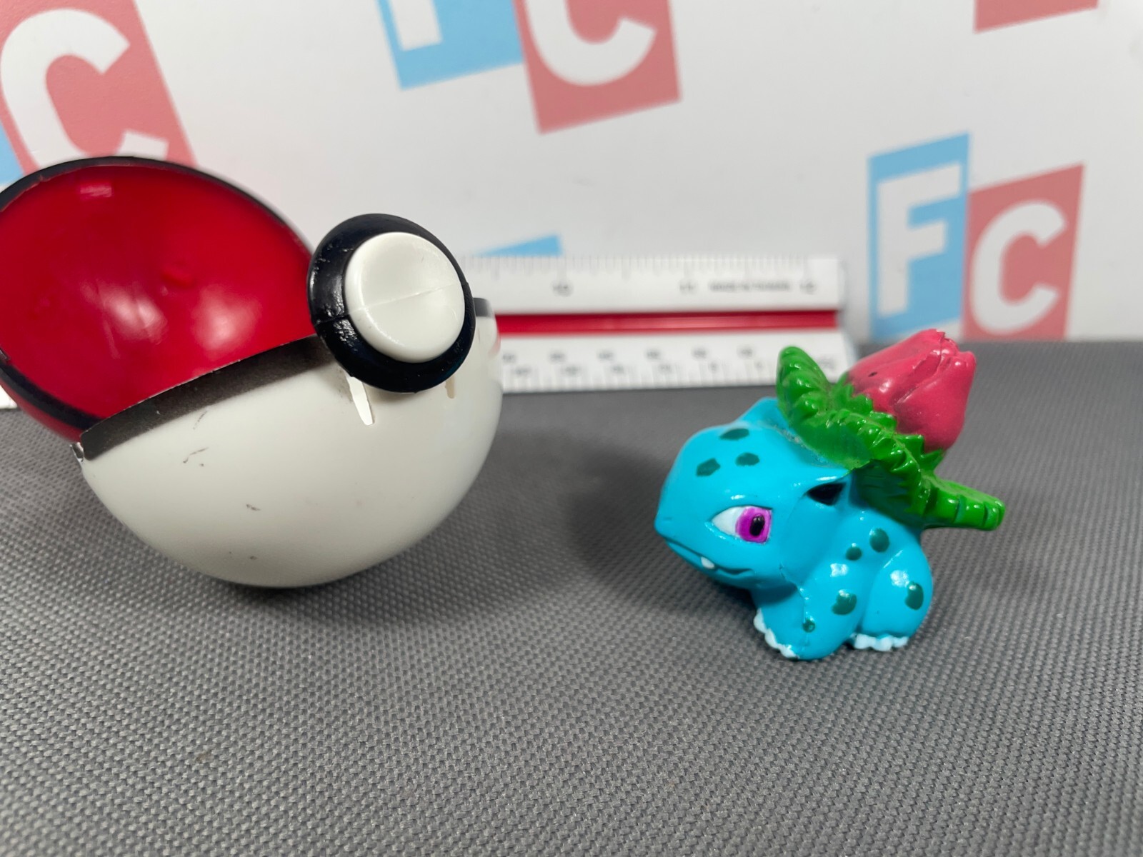 1999 Pokemon Basic Fun Ivysaur Figure & Pokeball Retro Vintage