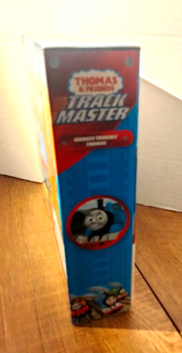 THOMAS & FRIENDS TRACK MASTER-MONKEY TROUBLE THOMAS-PUSH ALONG METAL ENGINE-NEW