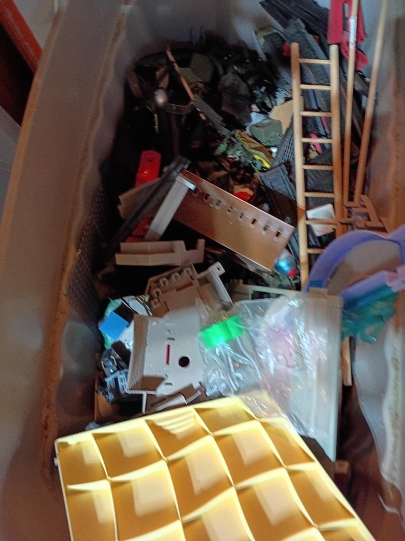 BIG MIXED LOT OF (100) ACTION FIGURE ACCESSORIES, WEAPONS AND PARTS