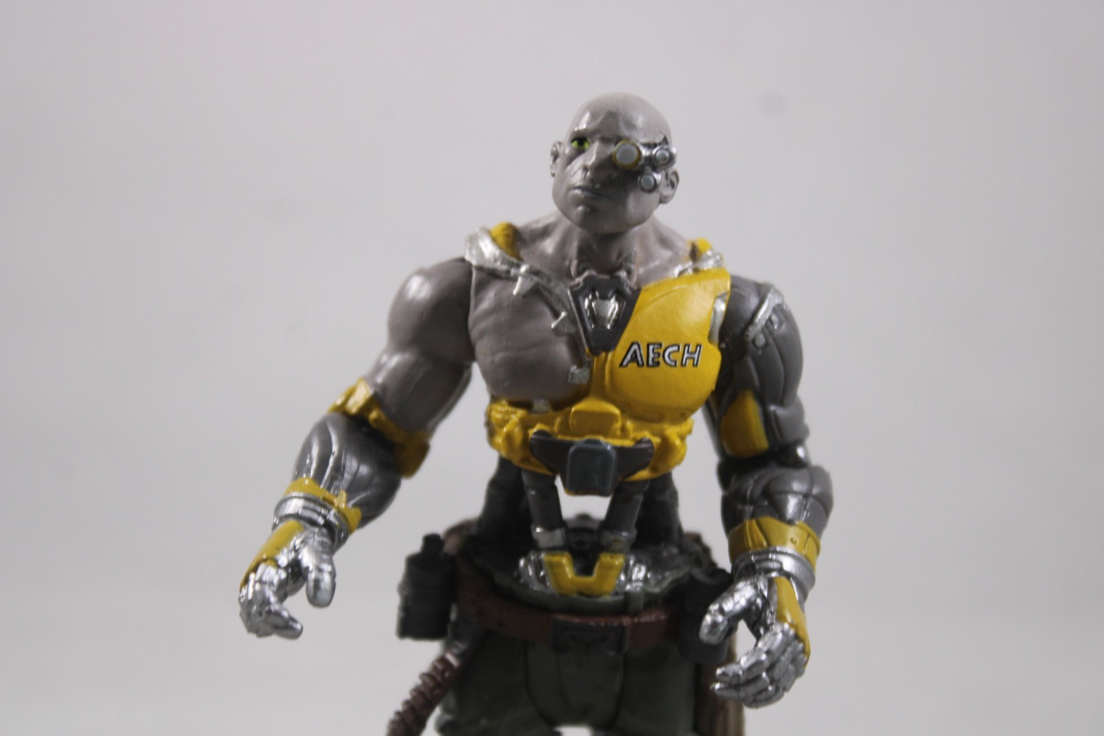 READY PLAYER ONE AECH 4” ACTION FIGURE PLASTIC TOY (PRE-OWNED)