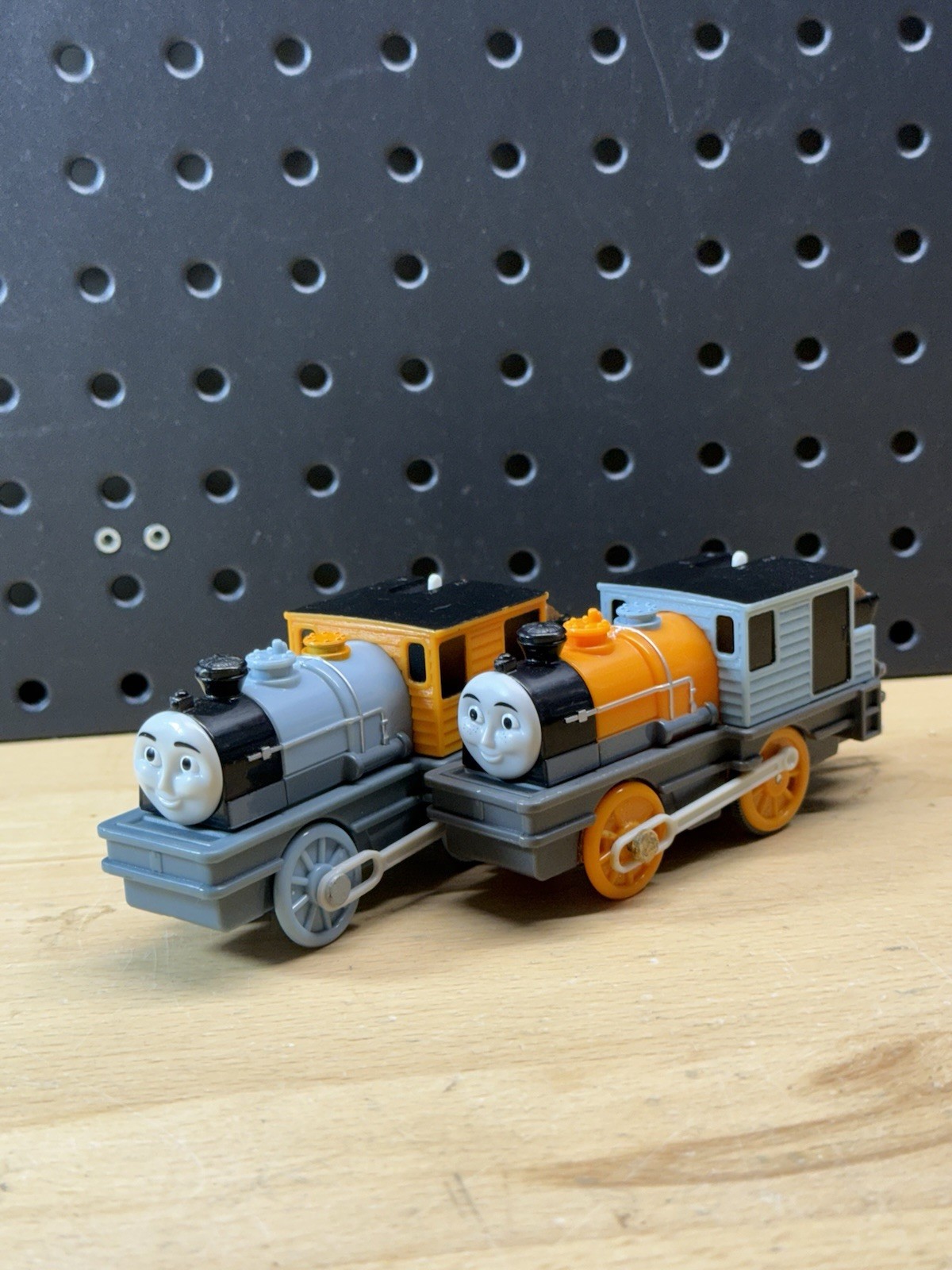 Thomas & Friends – Trackmaster Motorized Train Engine Bash Dash Lot Mattel