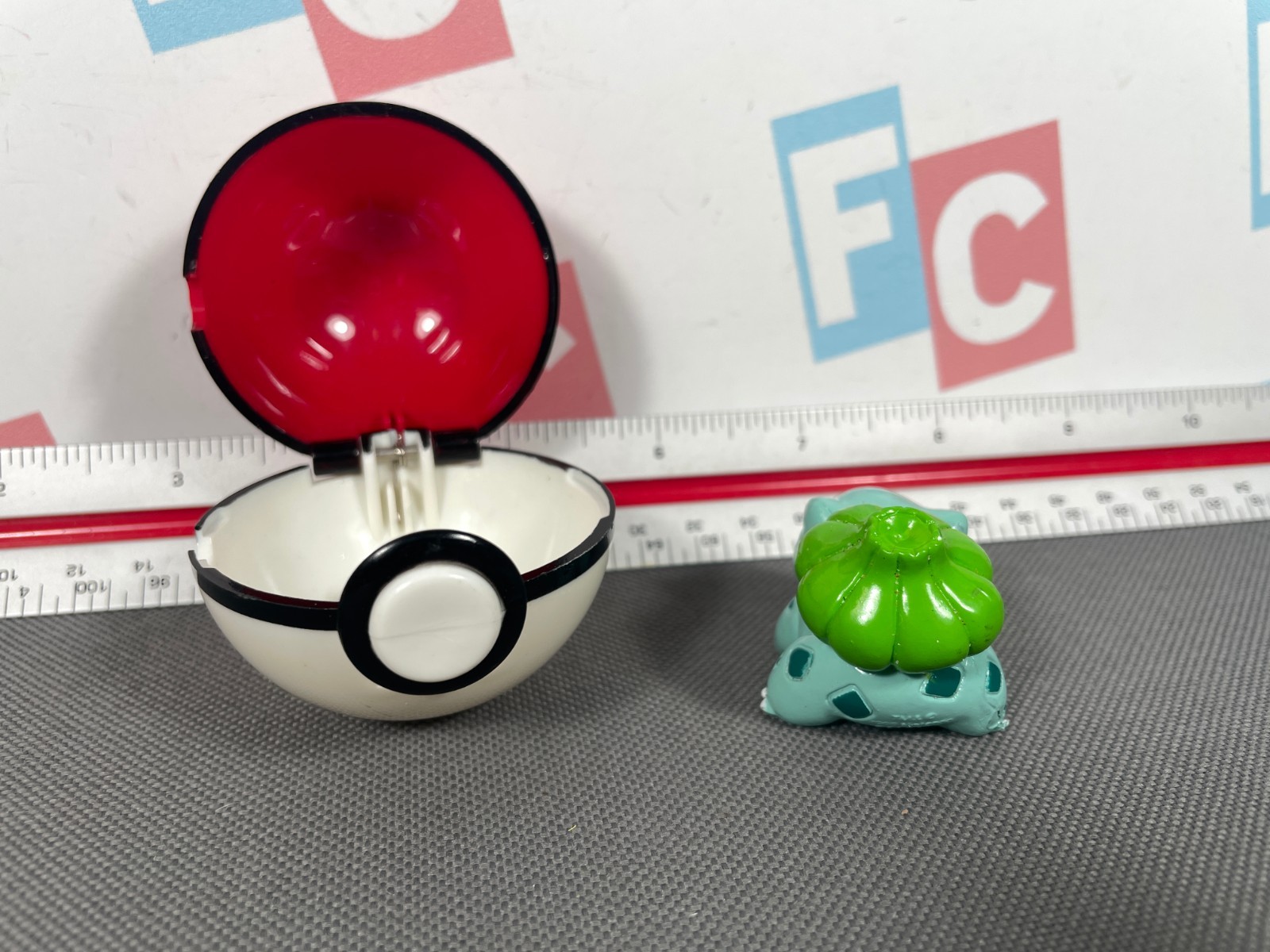 1999 Pokemon Basic Fun Bulbasaur Figure & Pokeball Retro Vintage
