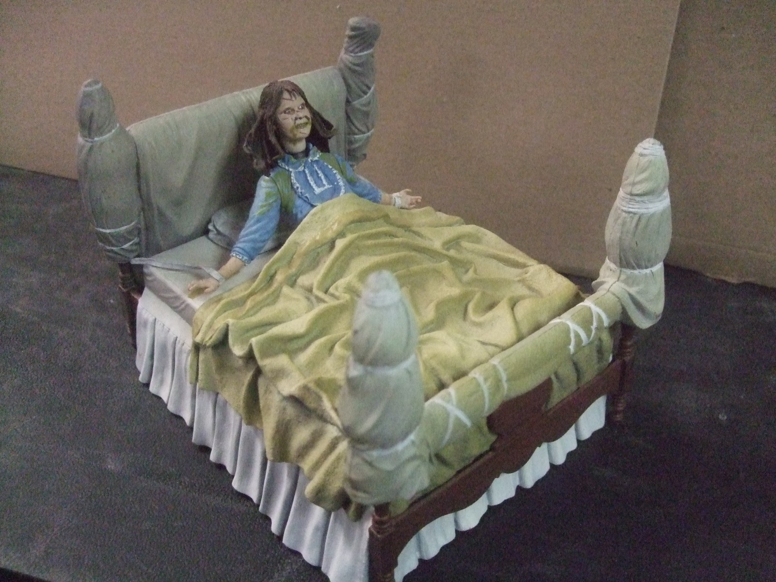 NECA Regan Possessed Original Exorcist 2010 Motorized Deluxe Bed set
