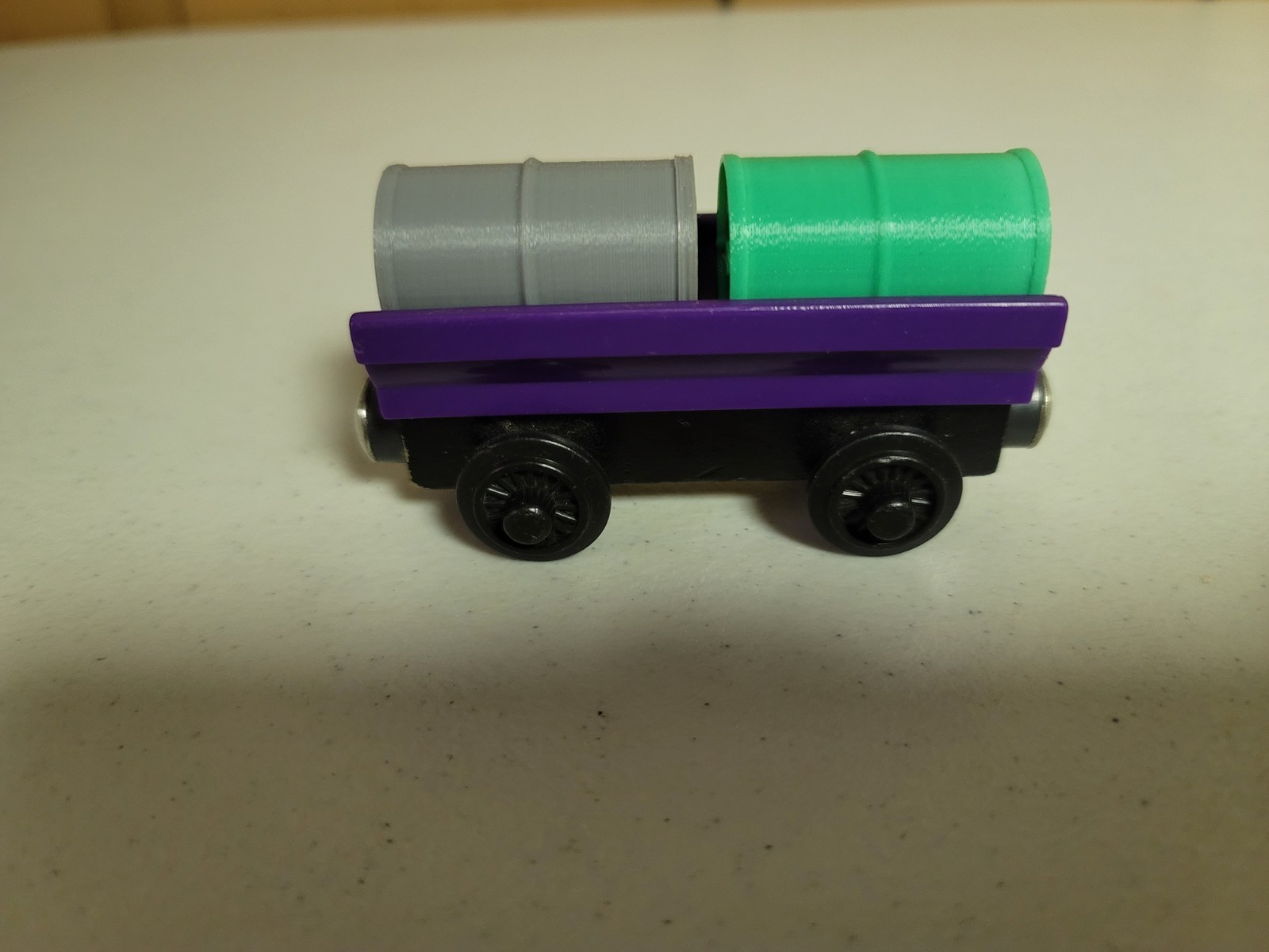 Thomas Wooden Railway 1997 Purple Barrel Car with 2 Barrels (Gray and Green)