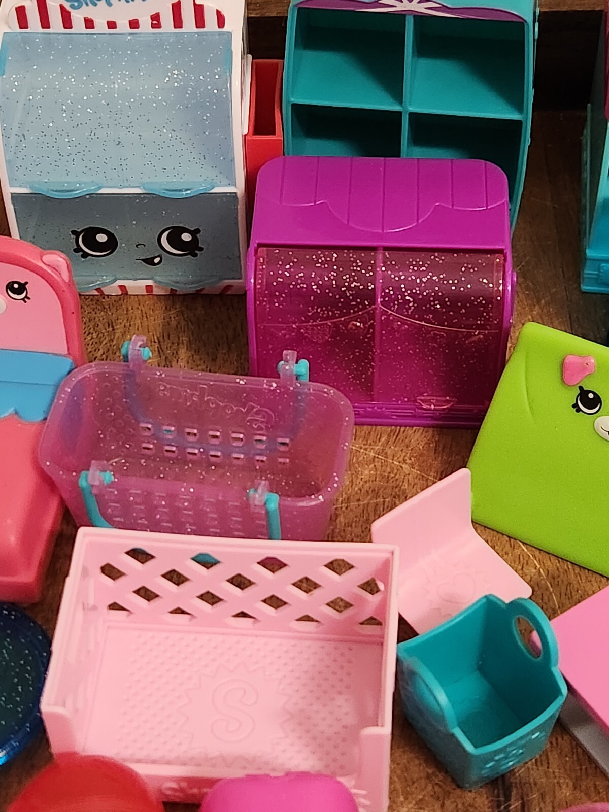 HUGE 200+ SHOPKINS Bubble Gum Machine, 2 Sweet Treat Delux Trucks, CC Queen +++