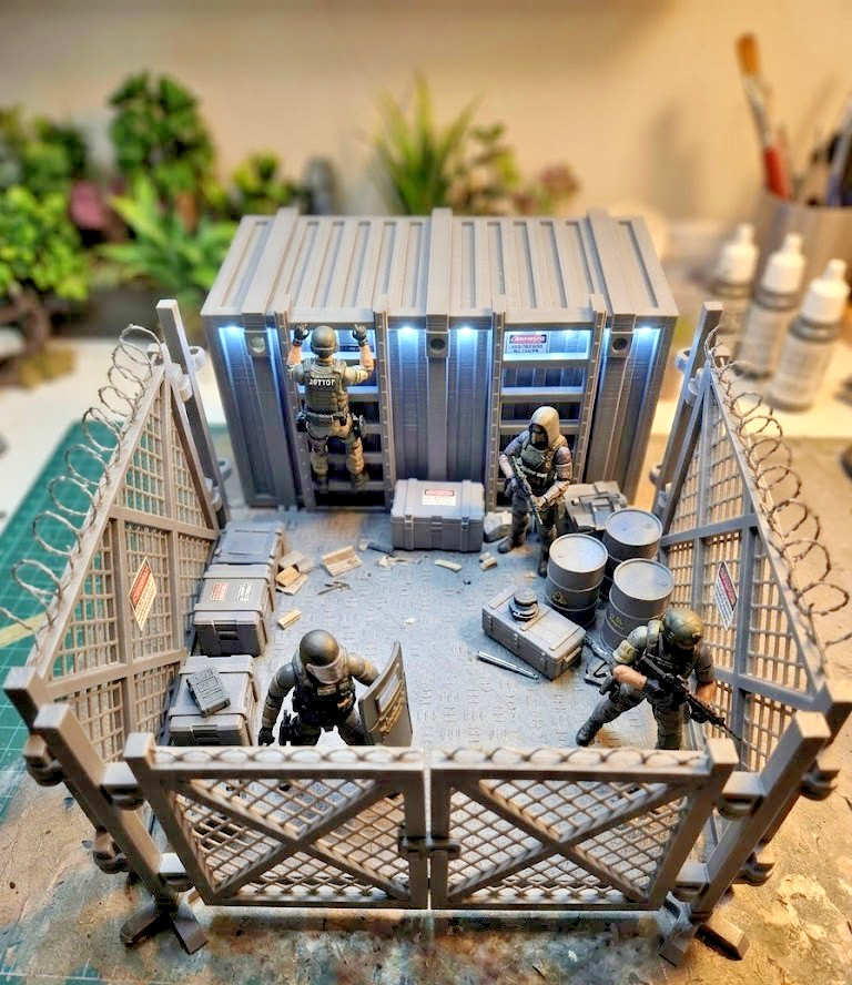 1:18 Scale 4&Prime; Figure Diorama Playset Modular Industrial Chain Link Fence & Cargo