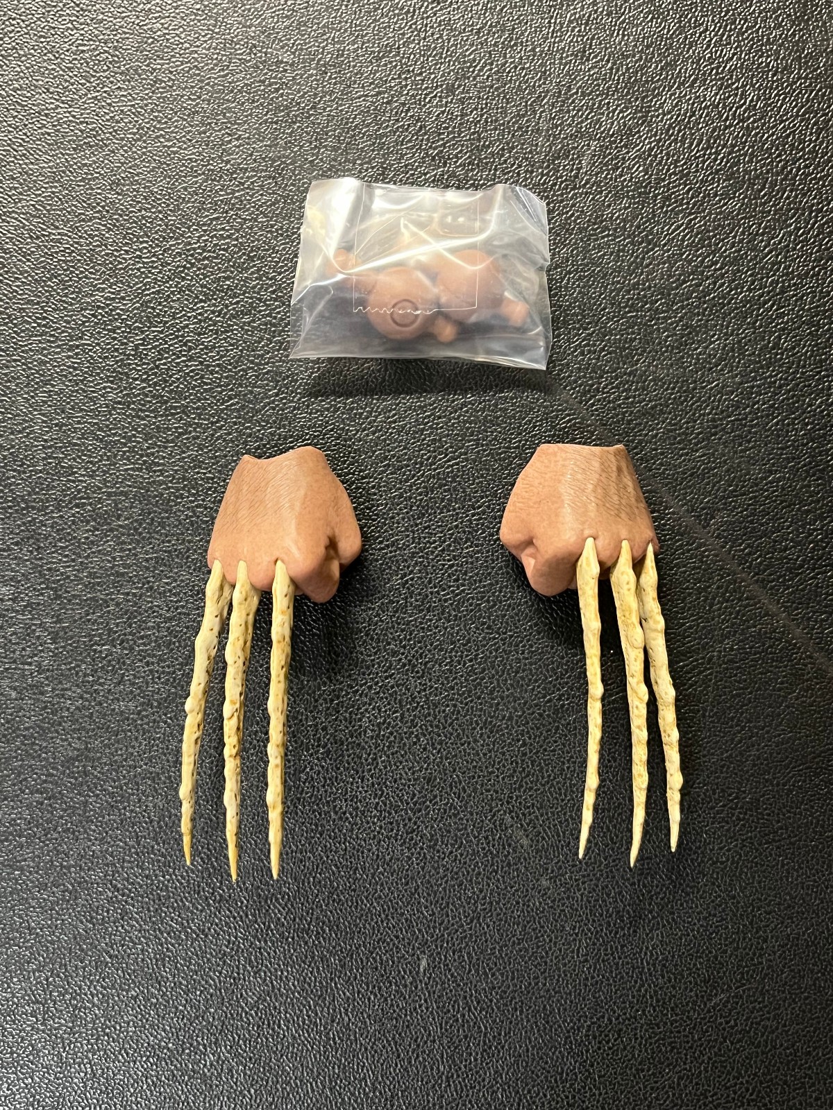 Hot Toys MMS660 X-Men DoFP Wolverine 1973 1/6 Scale Bone Claw Fist Hands