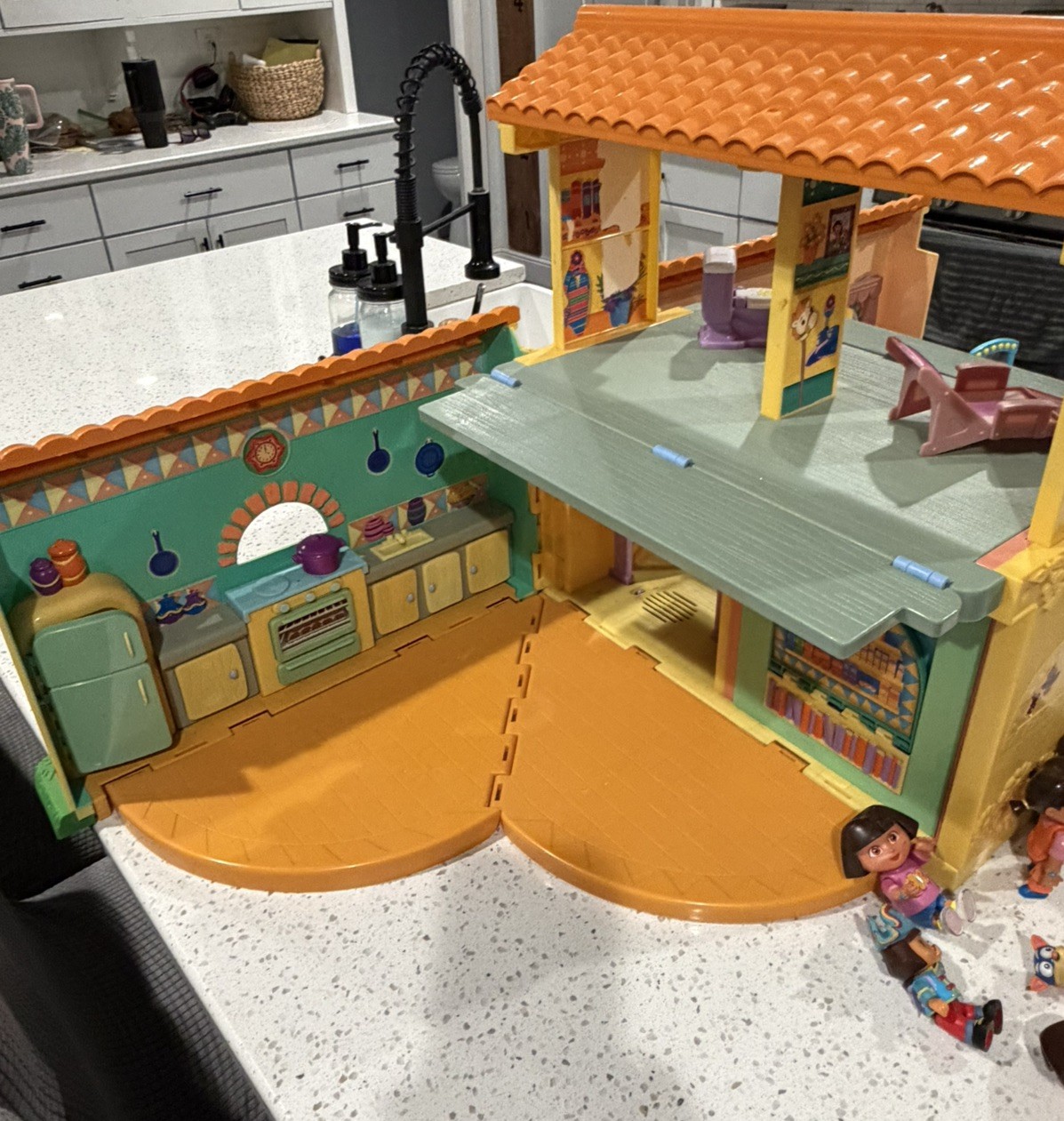 2003 Mattel Dora the explorer talking dollhouse w/ sound tested & figured lot