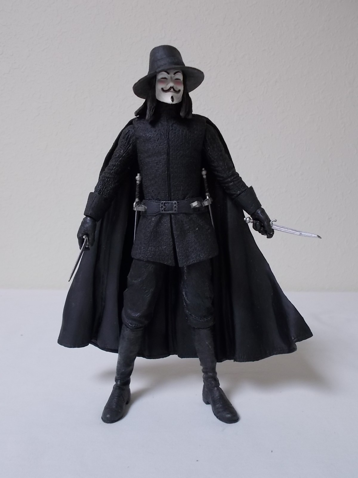 Neca DC Comics 2006 V for Vendetta 7&Prime; action figure w/ 4 daggers, loose