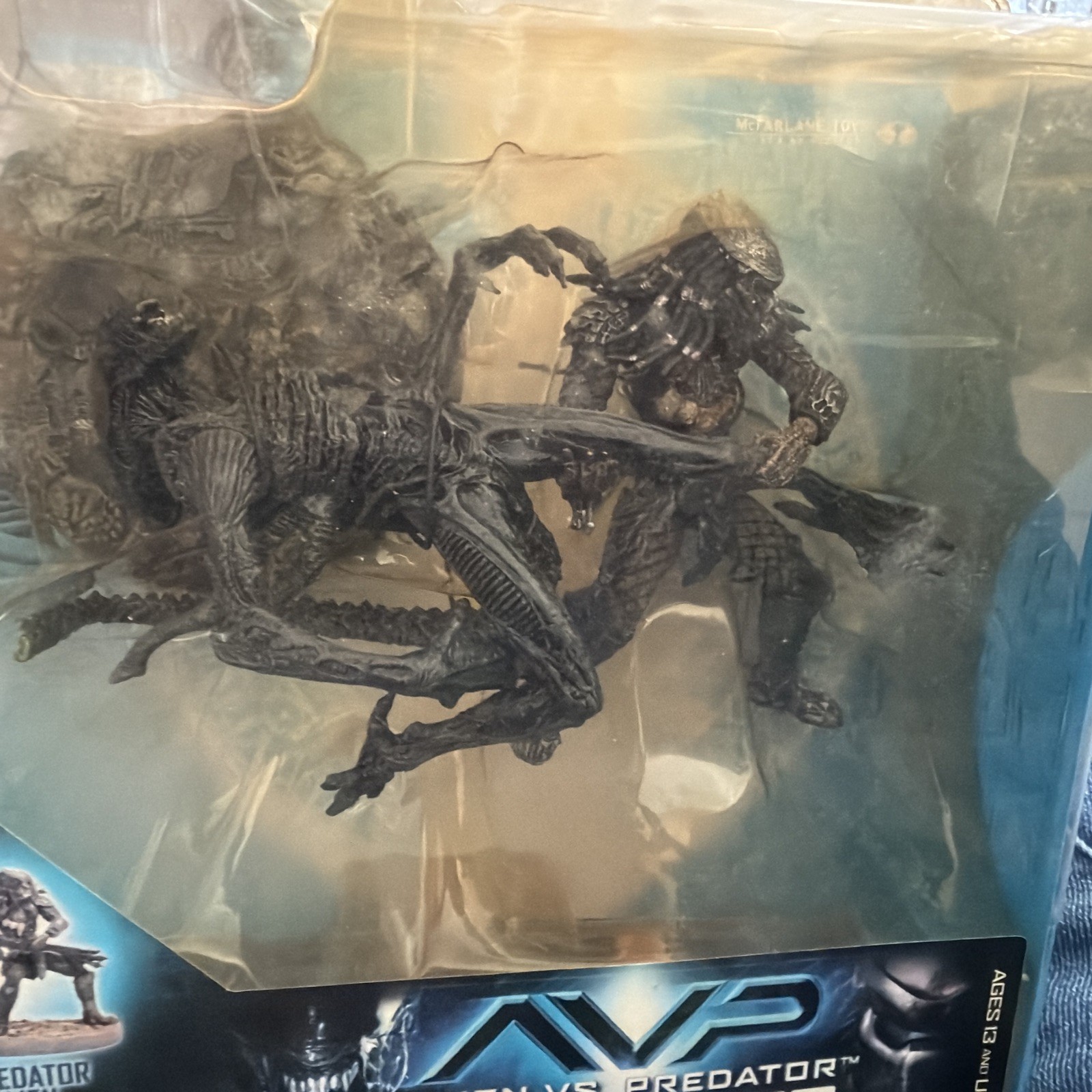Alien vs Predator Playsets Celtic Predator Throws Alien McFarlane NEW Sealed