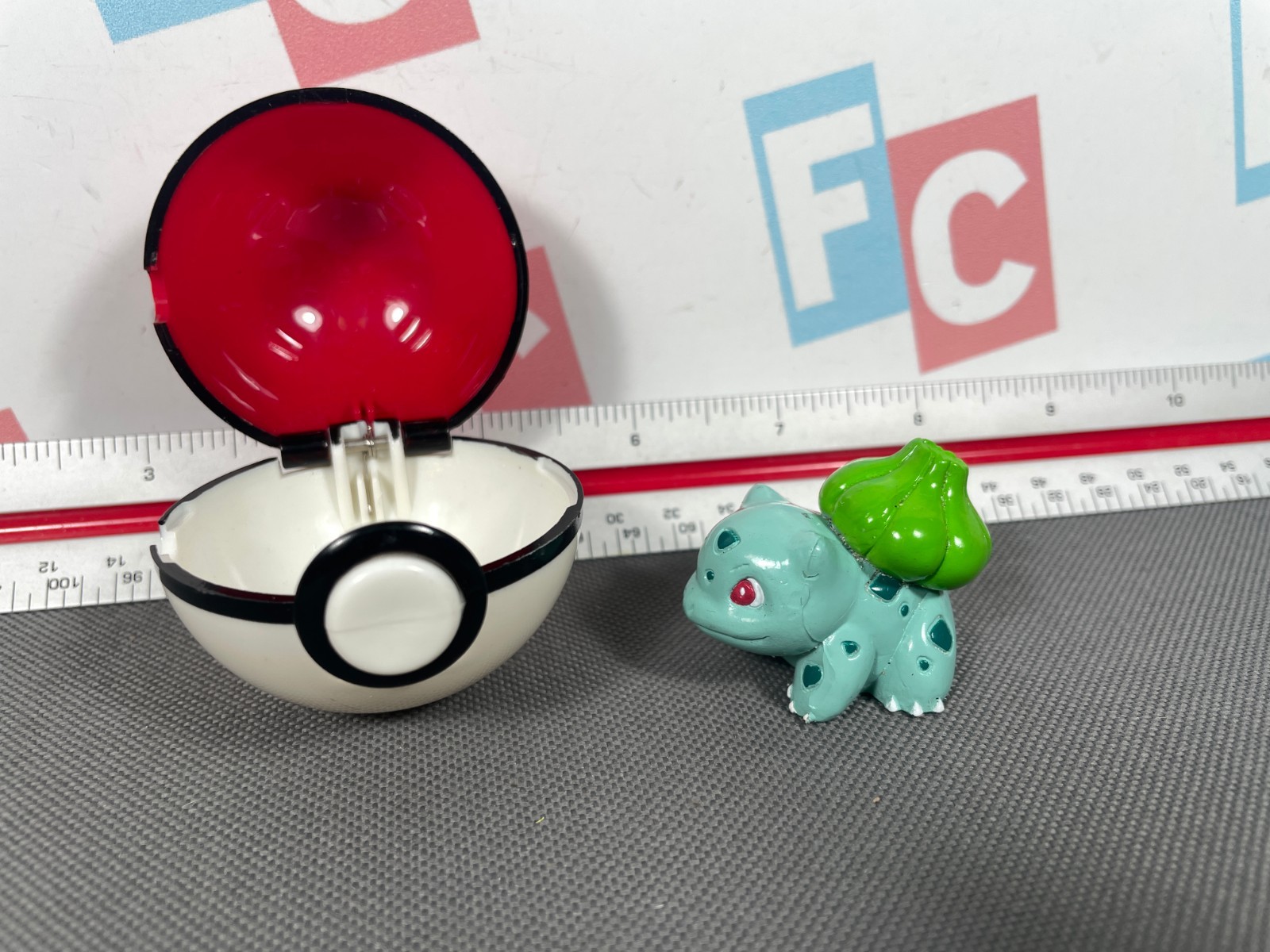 1999 Pokemon Basic Fun Bulbasaur Figure & Pokeball Retro Vintage
