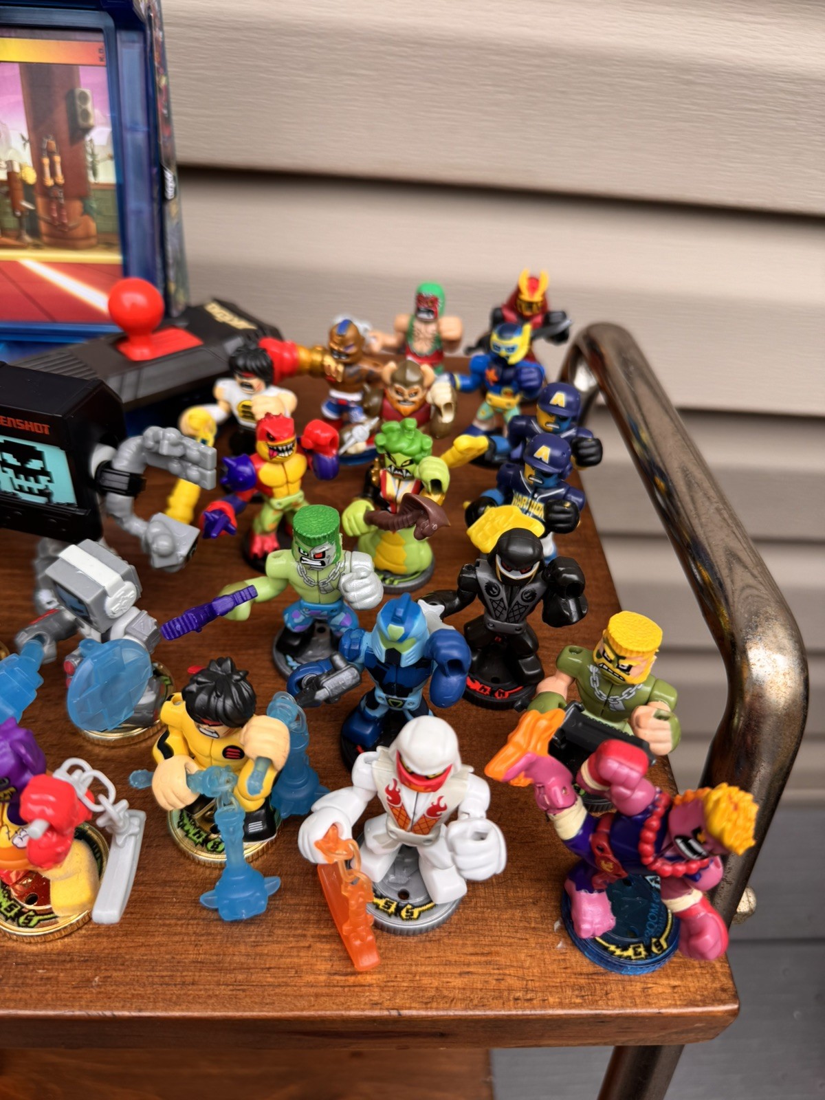 Massive Akedo Ultimate Arcade Warriors Collection 28 Figures, Arena Works Extras