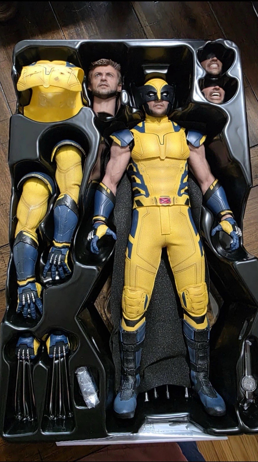 Hot Toys Wolverine MMS754 1/6 Scale Deluxe Edition