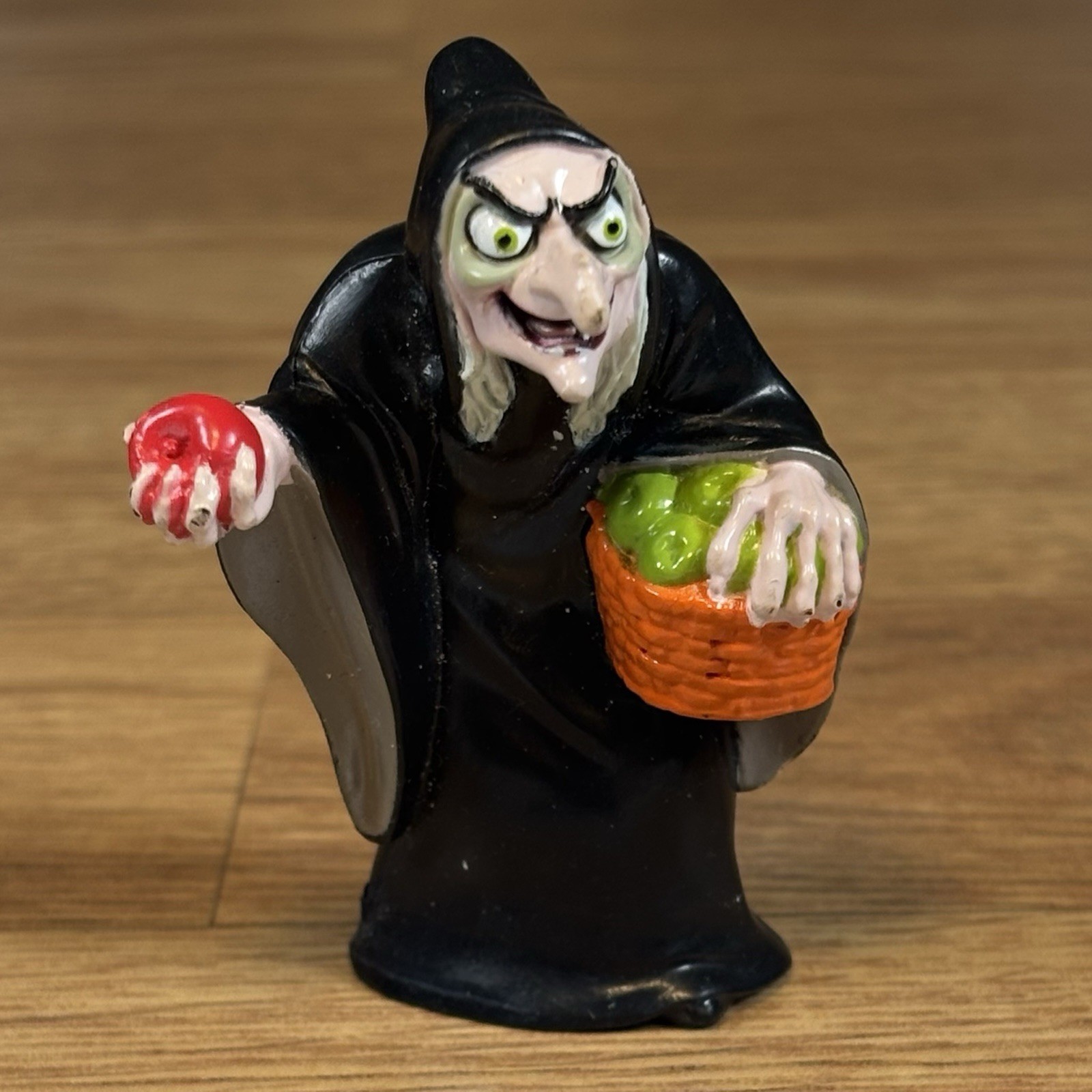 Snow White Evil Witch With Apples 2.5&Prime; Mini Figure PVC Figurine 1993 Disney (B)