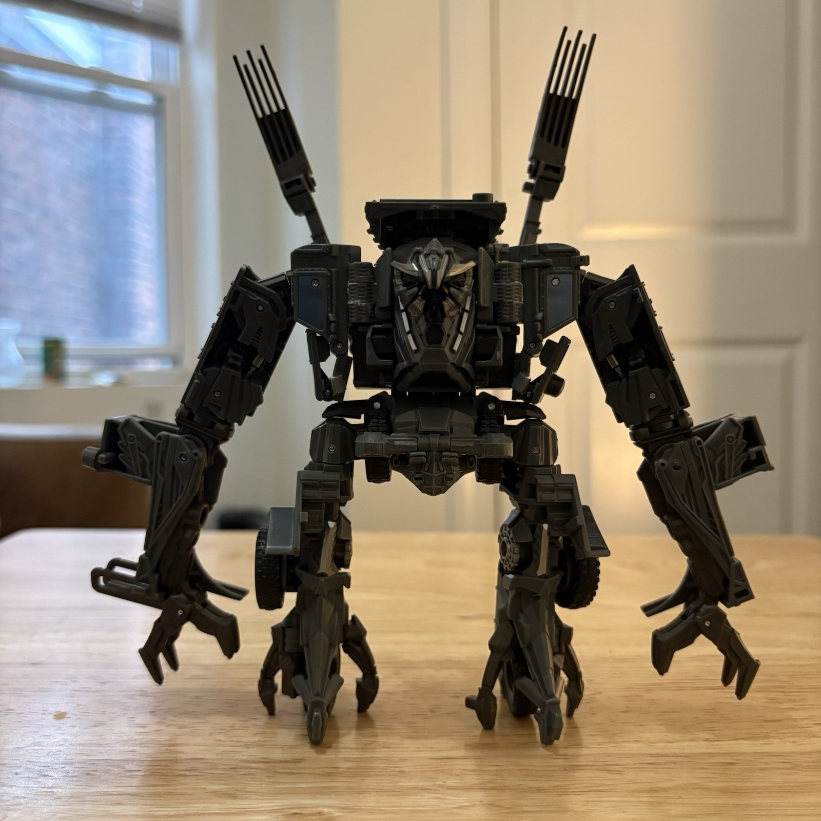 Hasbro Transformers Studio Series 95 Voyager Class N.E.S.T. Bonecrusher Figure