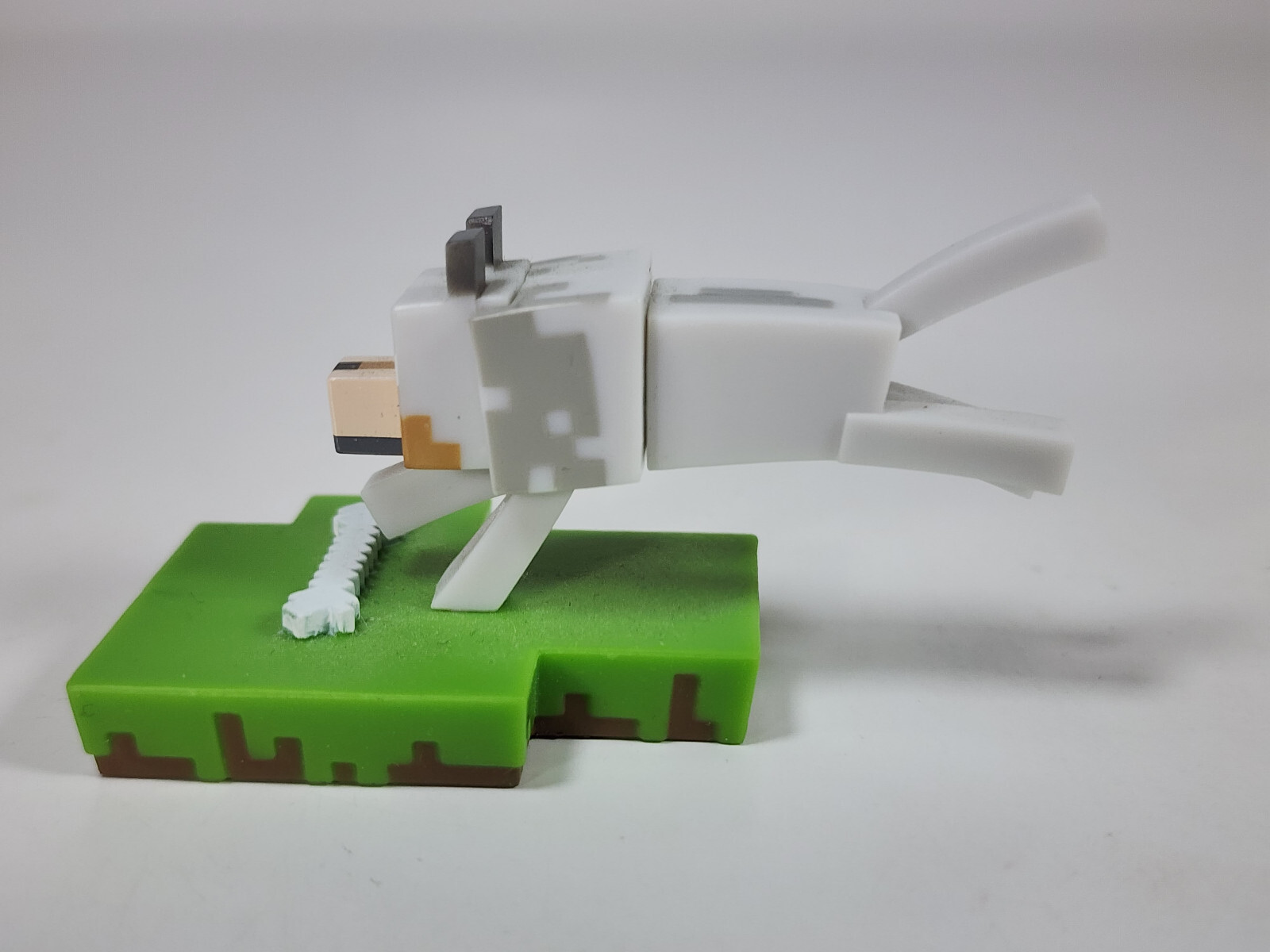 Minecraft Mojang Action Figure 3&Prime; Gray Wolf Dog Running To Bone Jinx