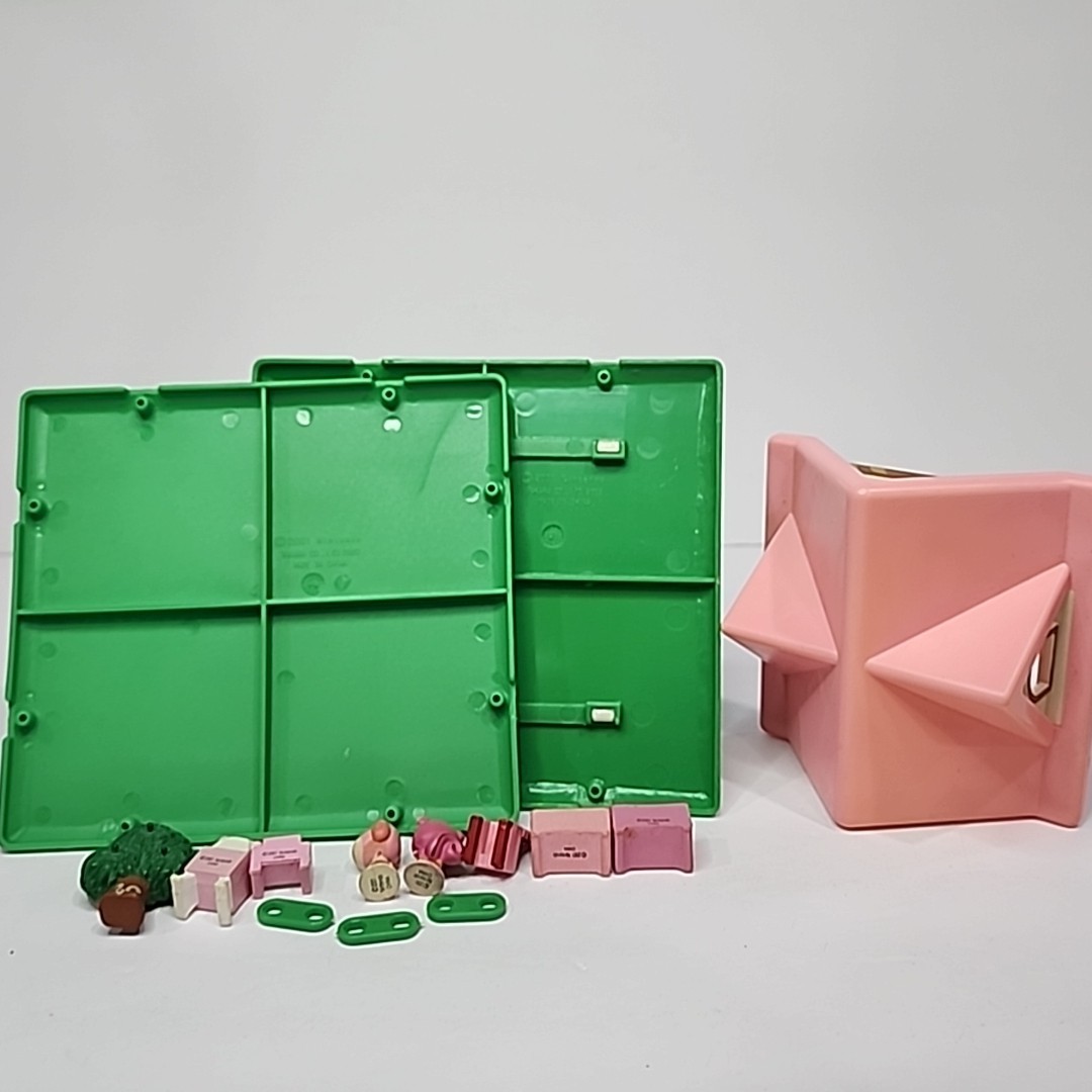 2001 Animal Crossing Lets Make a Forest 5&Prime; Pink Large House Figure Furniture Lot