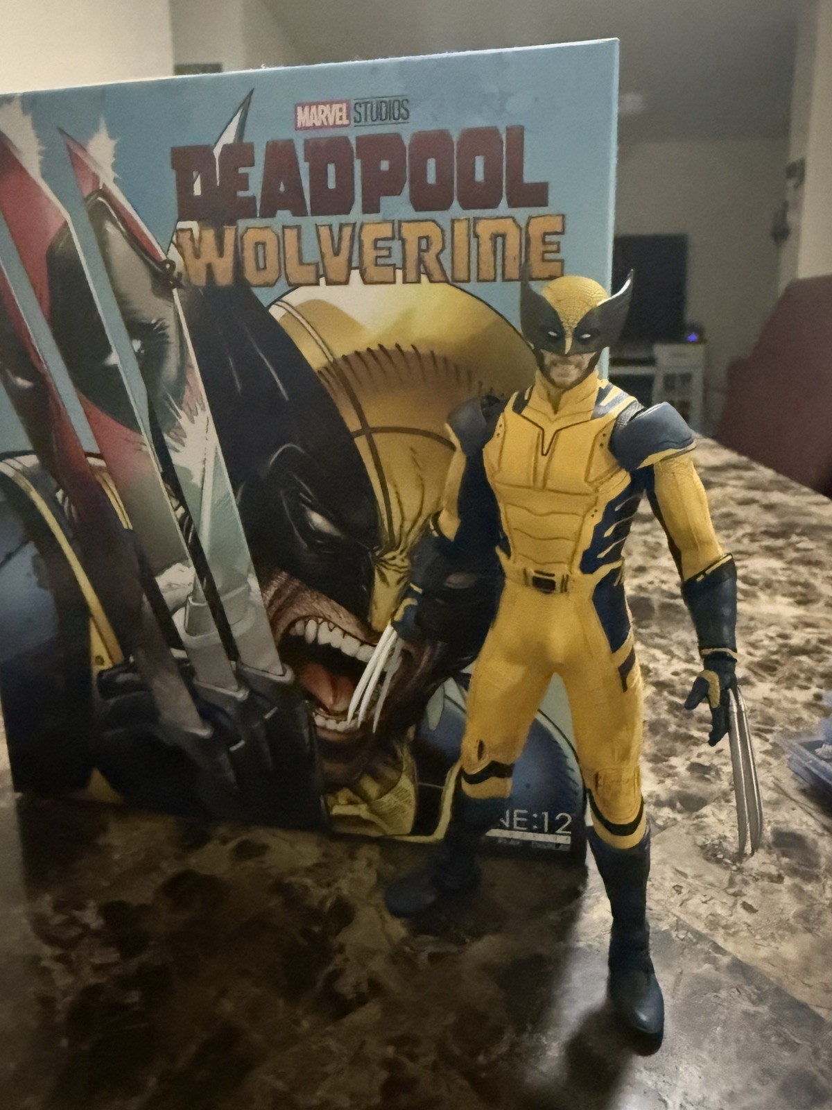 Mezco One:12 Deadpool & Wolverine: Wolverine Deluxe Edition 1/12 Figure