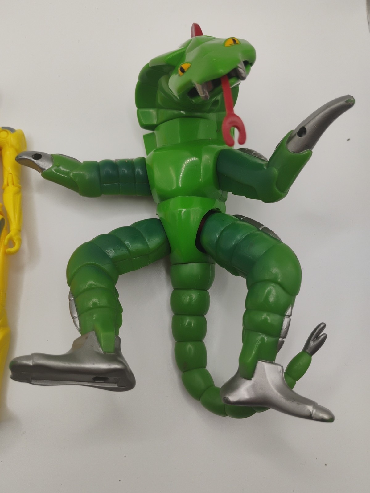2 mighty morphin power rangers action figures 2017 Yellow & 1994 Pythor + Acc.