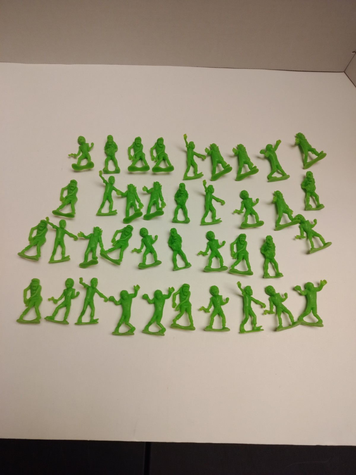 2&Prime; Green Zombie figure lot Of 38 Army Men Style & Scaled