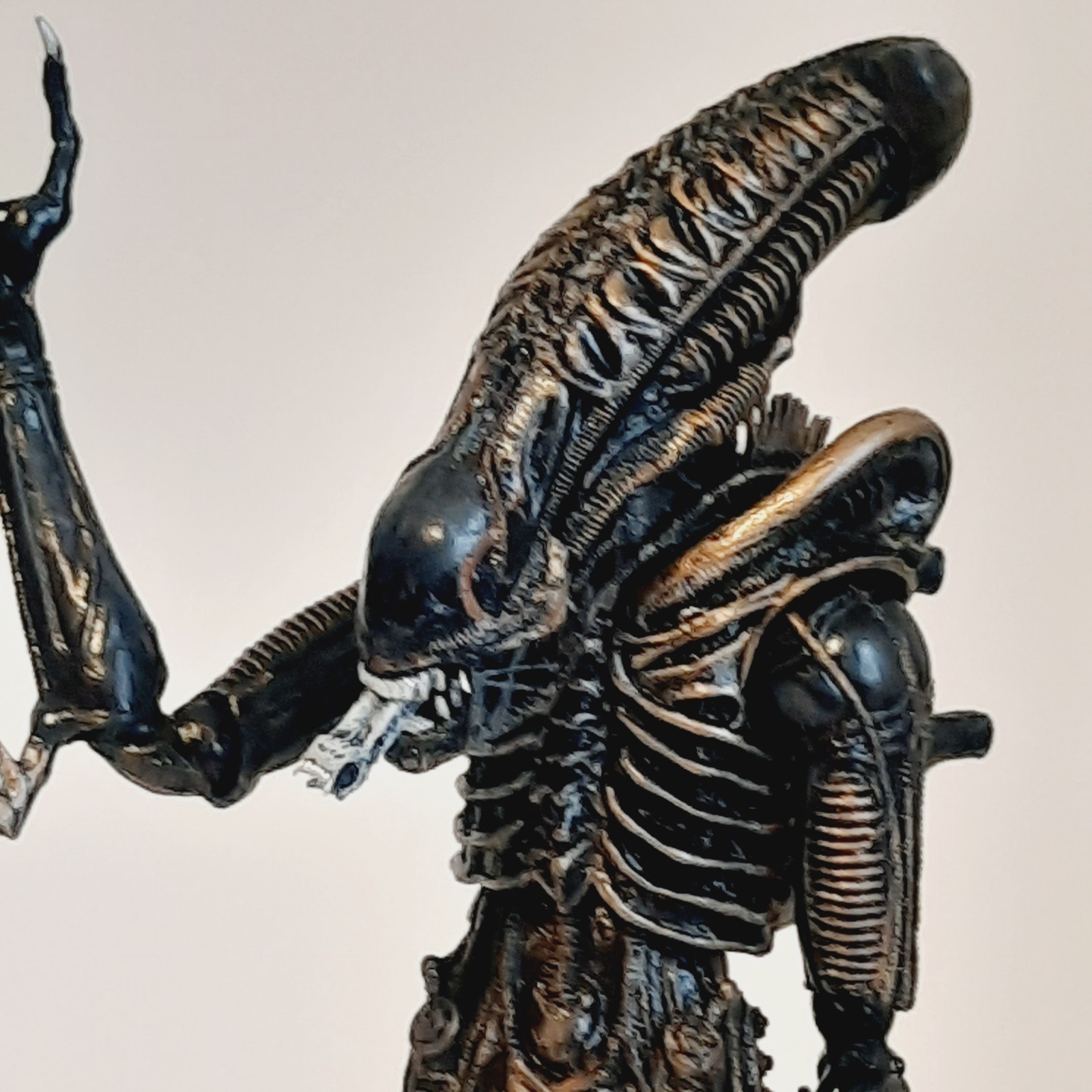 NECA Ultimate Alien Brown Xenomorph Warrior 9&Prime; Action Figure with Pod