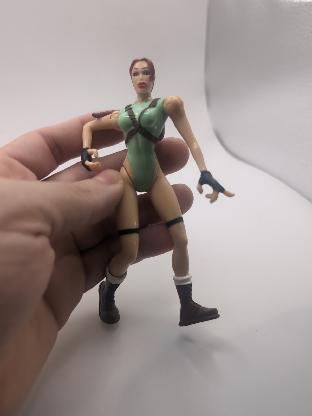 Vintage Toybiz 1997 Lara Croft Tomb Raider Action Figure