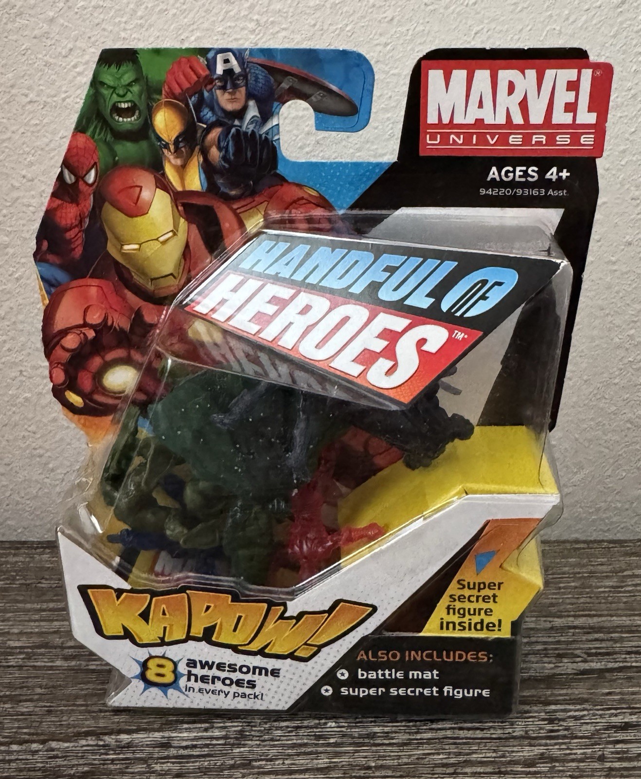 Handful of Heroes Hasbro Marvel Universe Sealed 8 Figures Battle Mat Secret