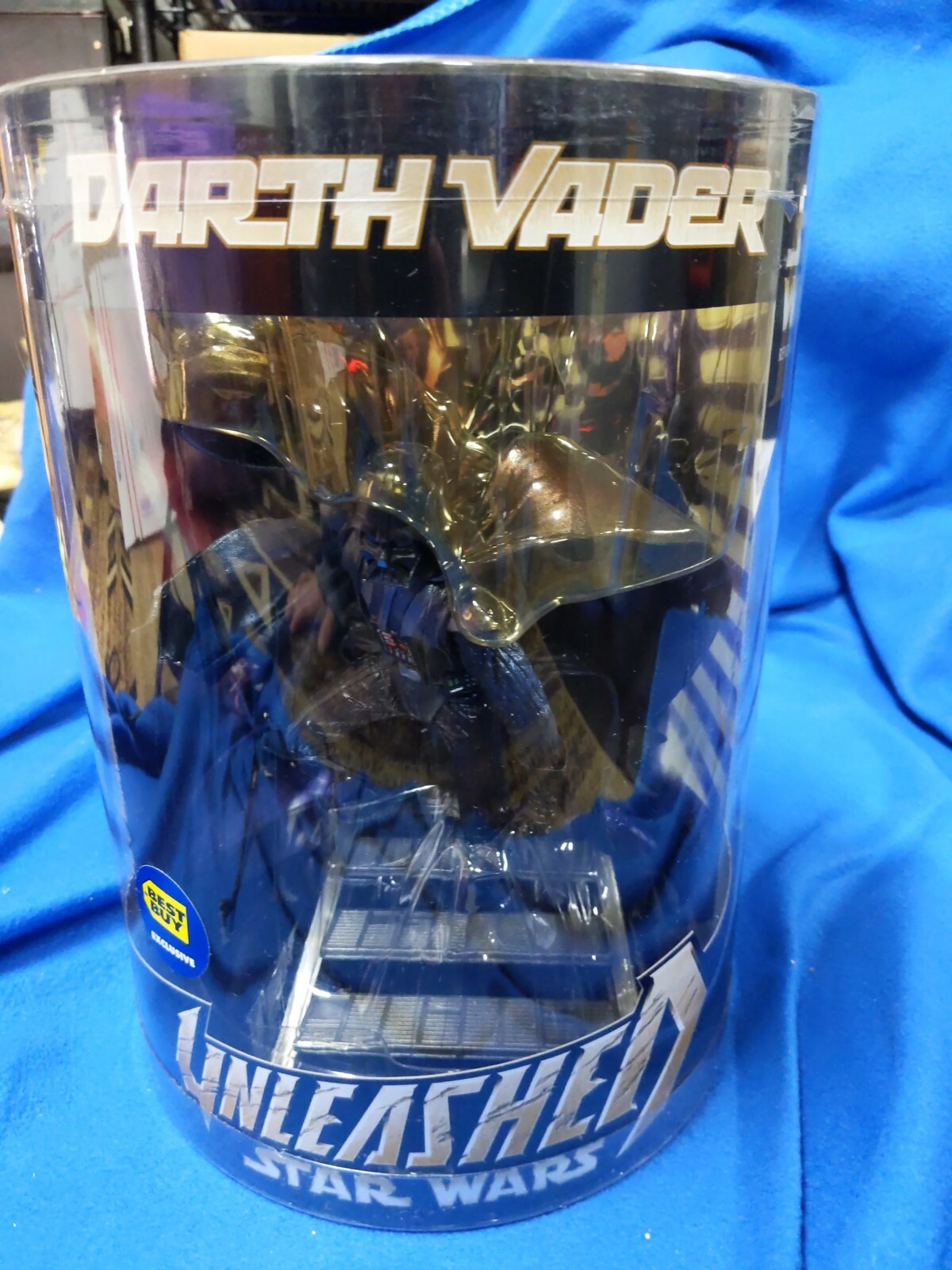 2005 Star Wars Unleashed Darth Vader Best Buy Exclusive Hasbro, cylindrical pack