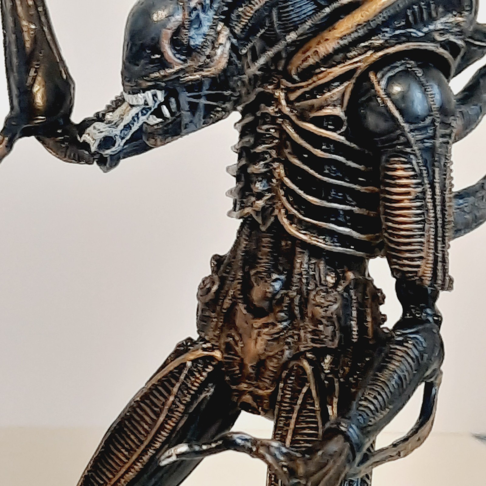 NECA Ultimate Alien Brown Xenomorph Warrior 9&Prime; Action Figure with Pod