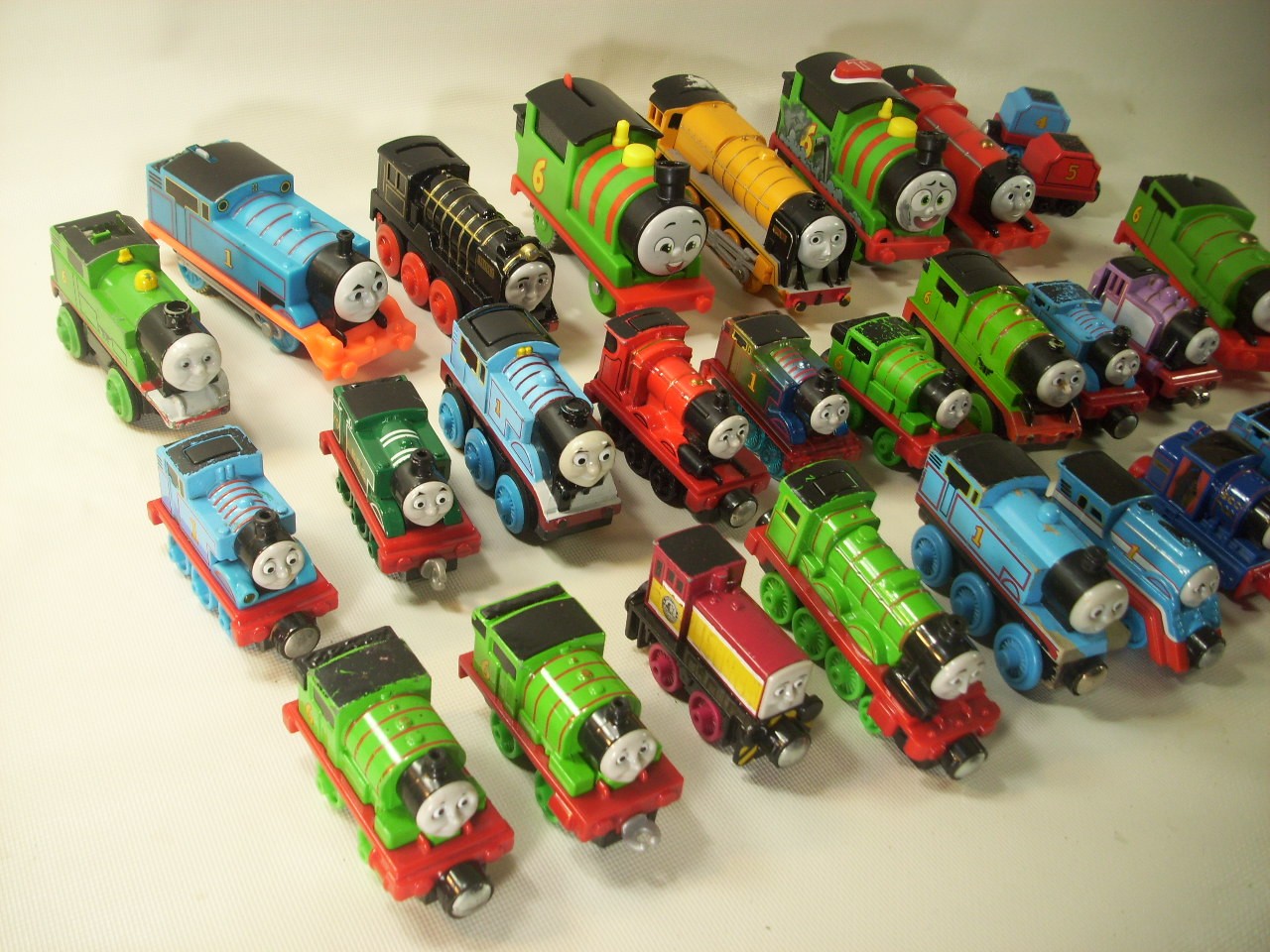 Thomas the tank train & Friends plastic die cast trackmaster 29 pc toy lot