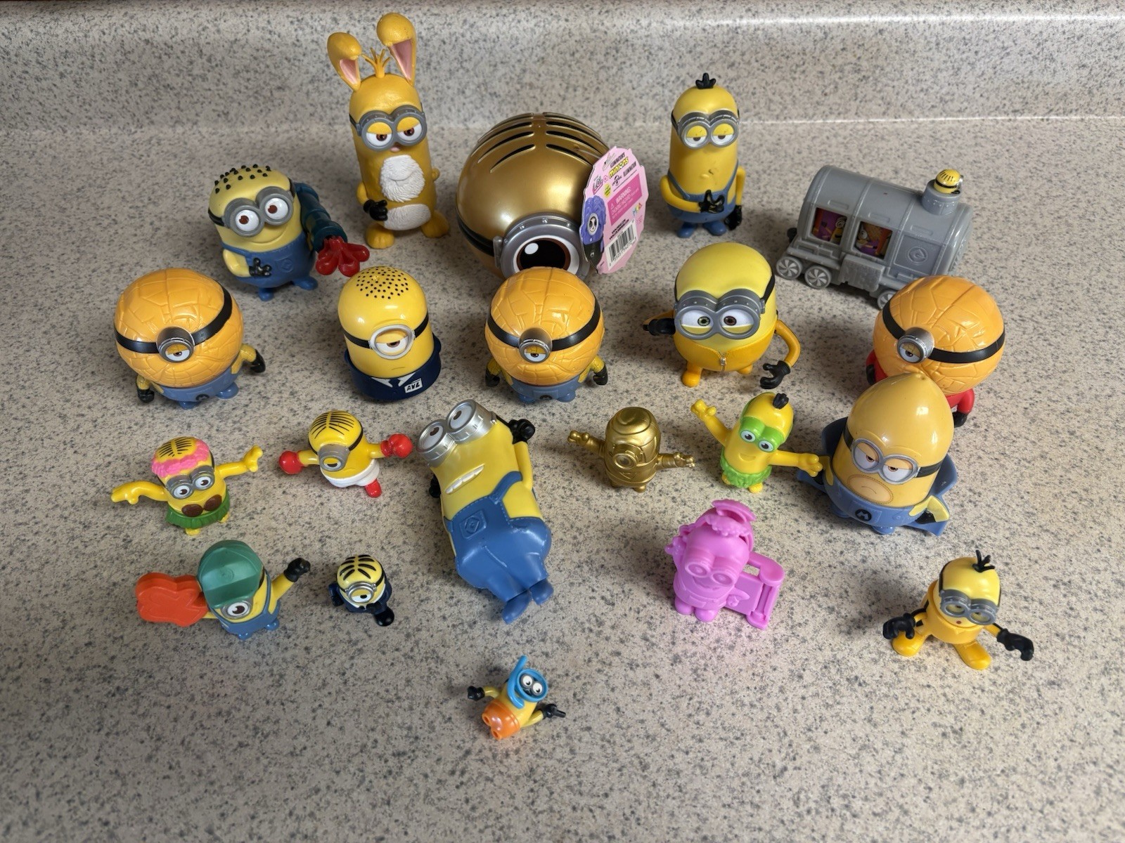 MINIONS Toys DESPICABLE ME Mixed Massive Lot Of 21 Figures Banana Kevin Bob