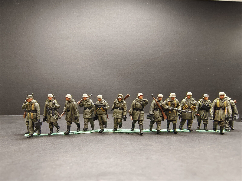 Handmade WWII German 14 Soldiers Winter Walking Posture Sand Table Painted Model