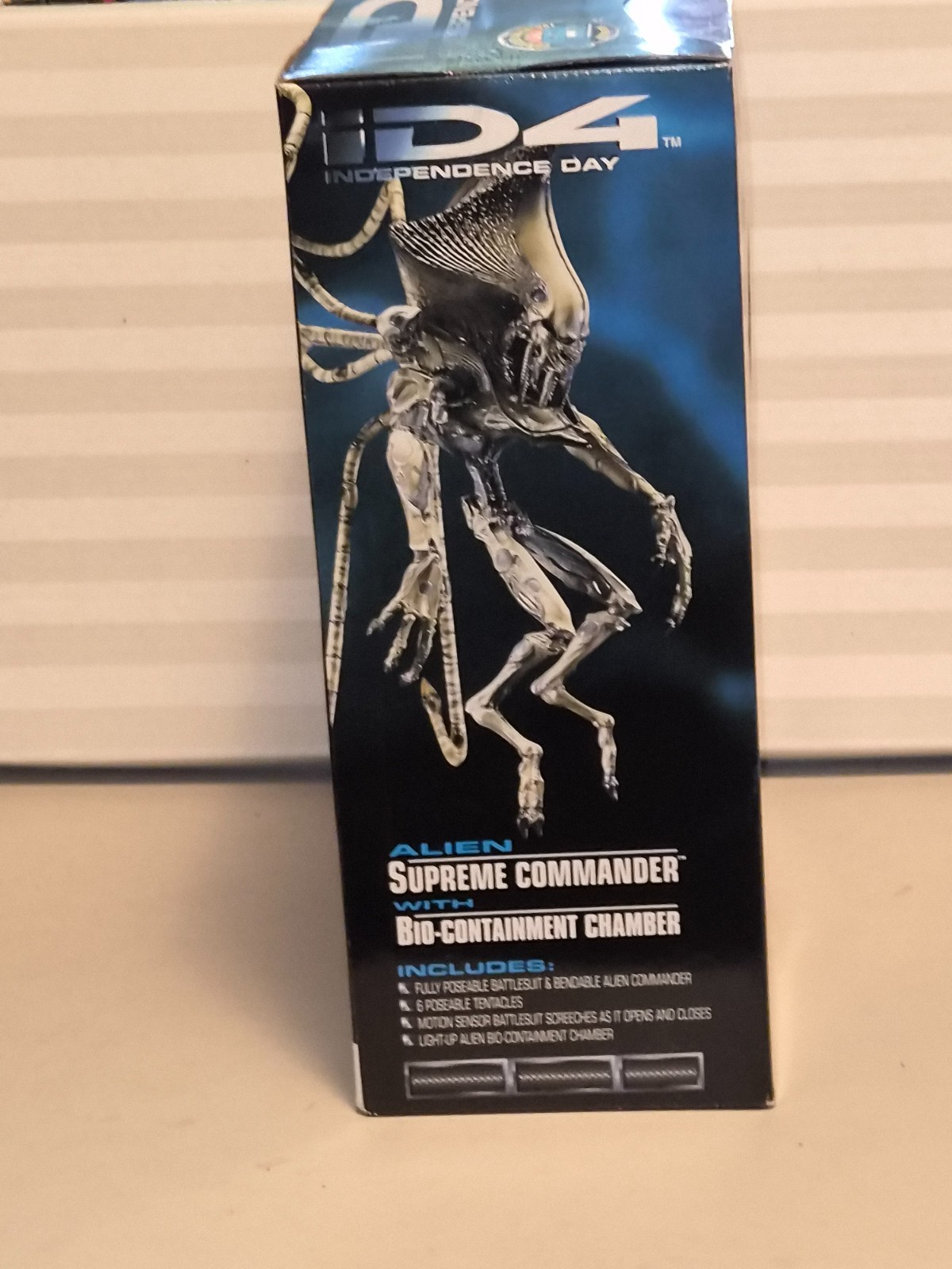 iD4 Independence Day Alien Supreme Commander with Bio-Containment Chamber Floppy