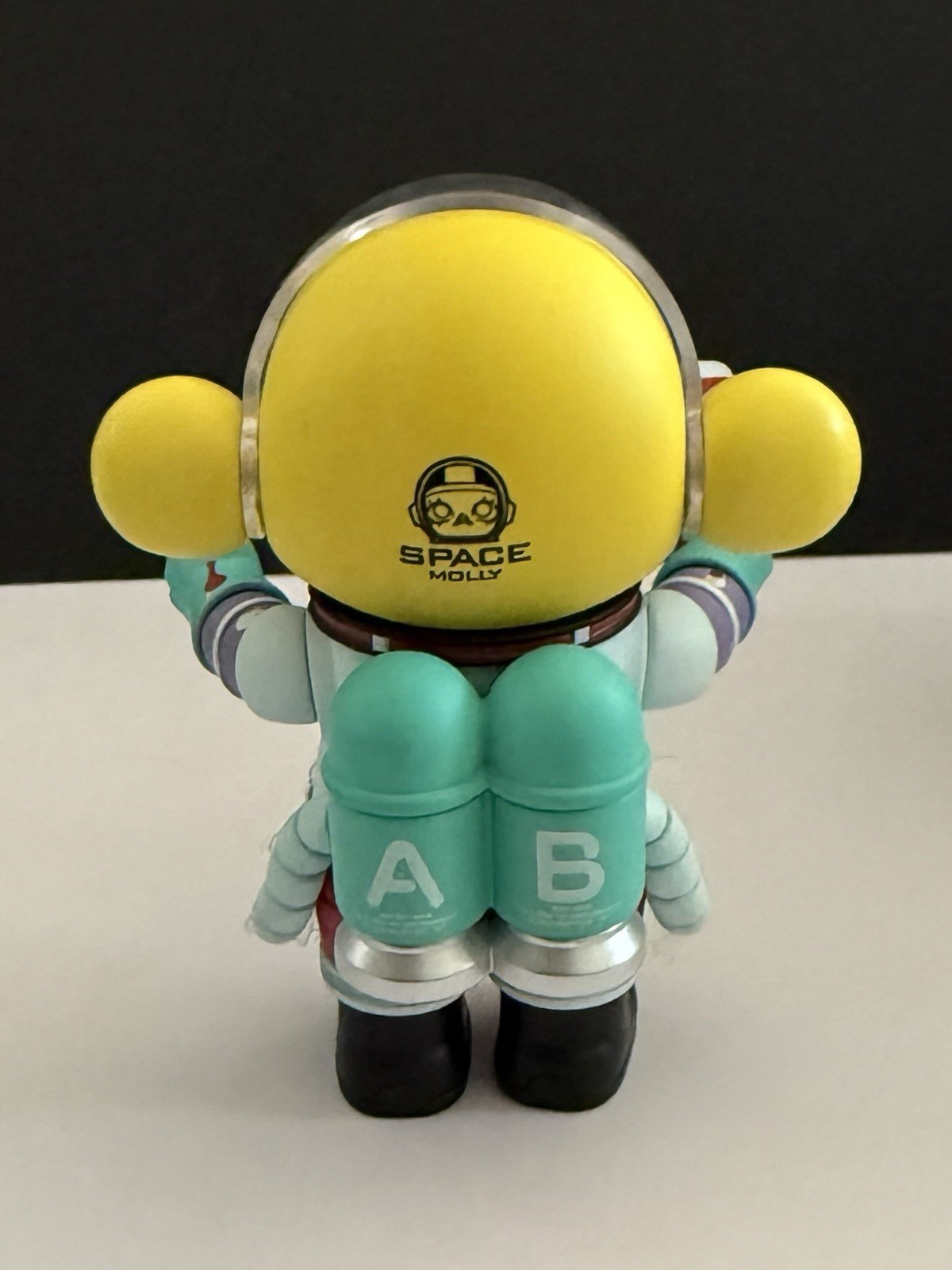 POP MART x KENNYSWORK Mega Collection 100% Space Molly 1 ~ Little Painter Figure