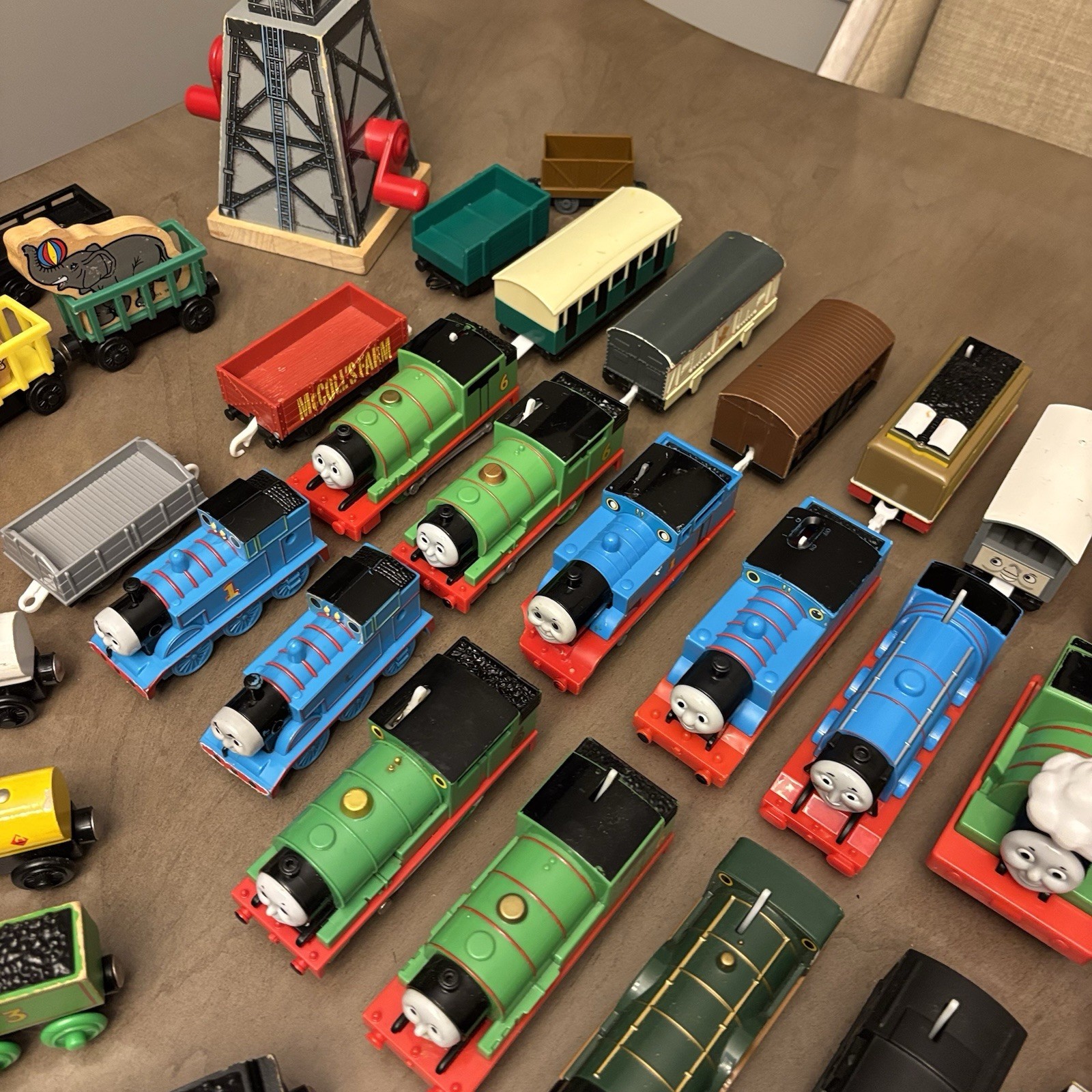 HUGE LOT – 200 pieces THOMAS AND FRIENDS TRAINS Wood Die Cast Plastic toys