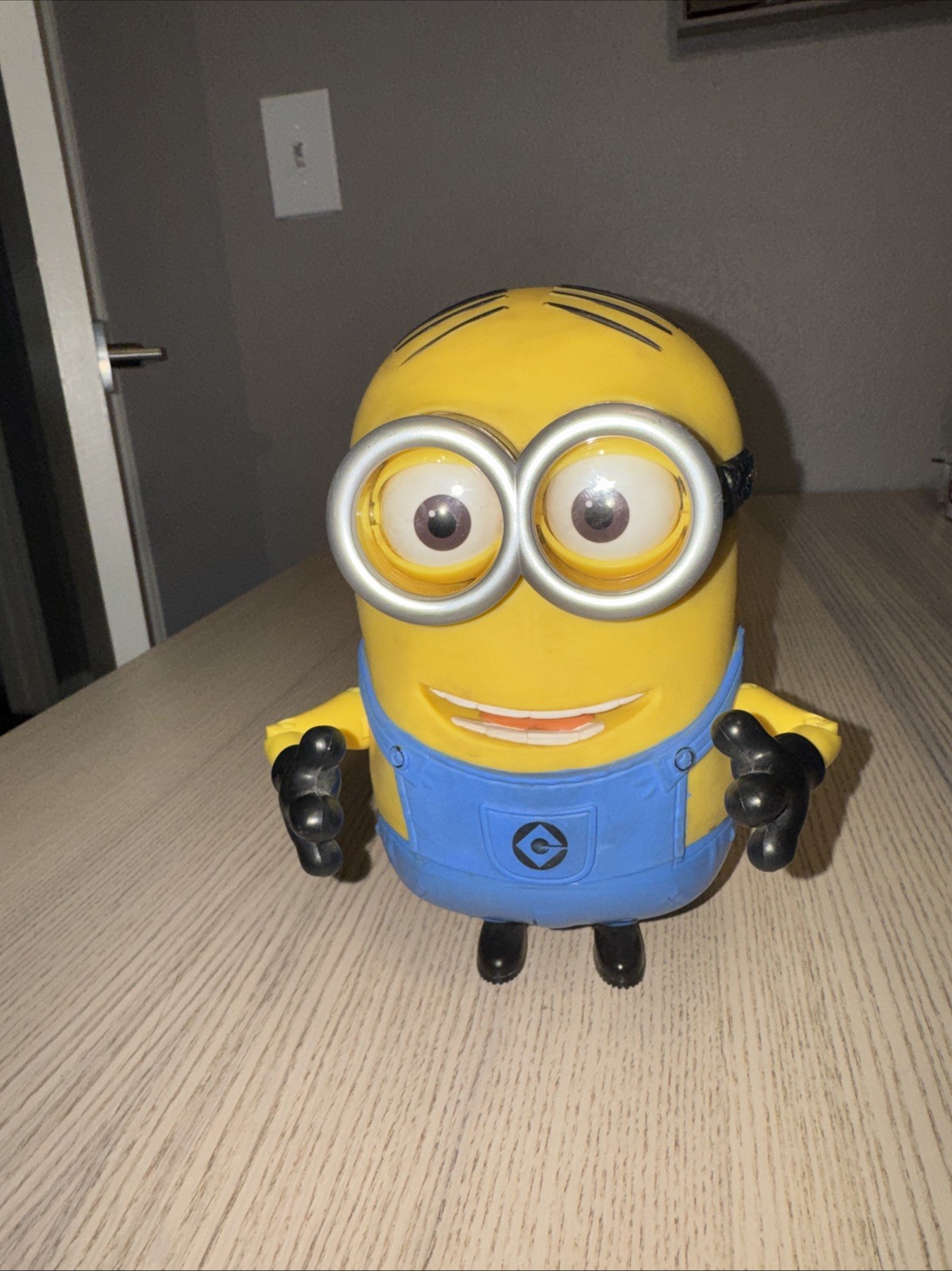 Despicable Me Talking Minion Jerry 8&Prime; Deluxe Action Figure Thinkway Toys Works