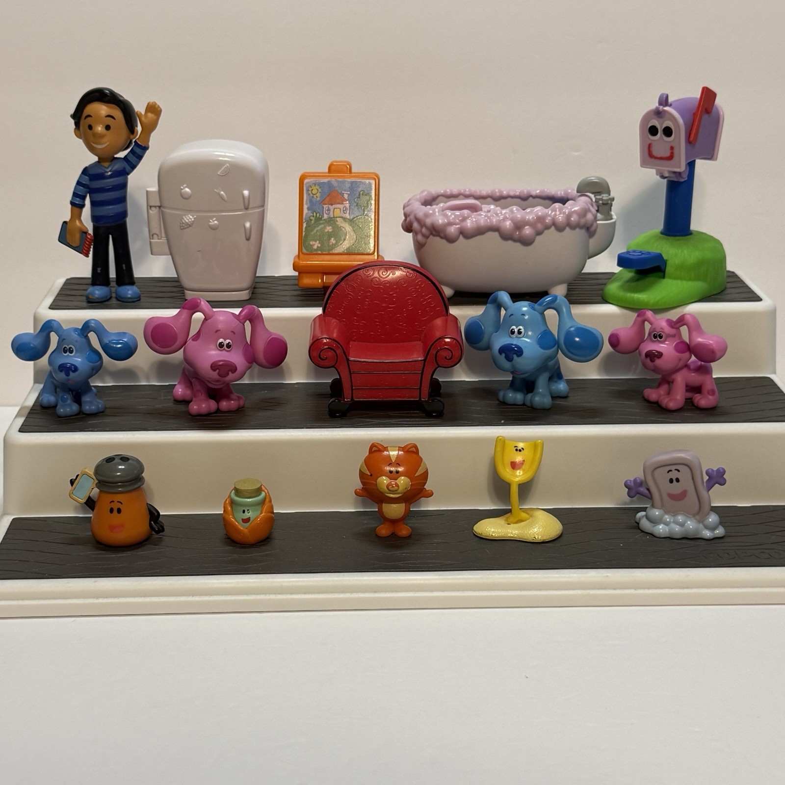 Blue&rsquo;s Clues Just Play Viacom Figures – Lot of 15 piece set 2019-20 w/ Red Chair