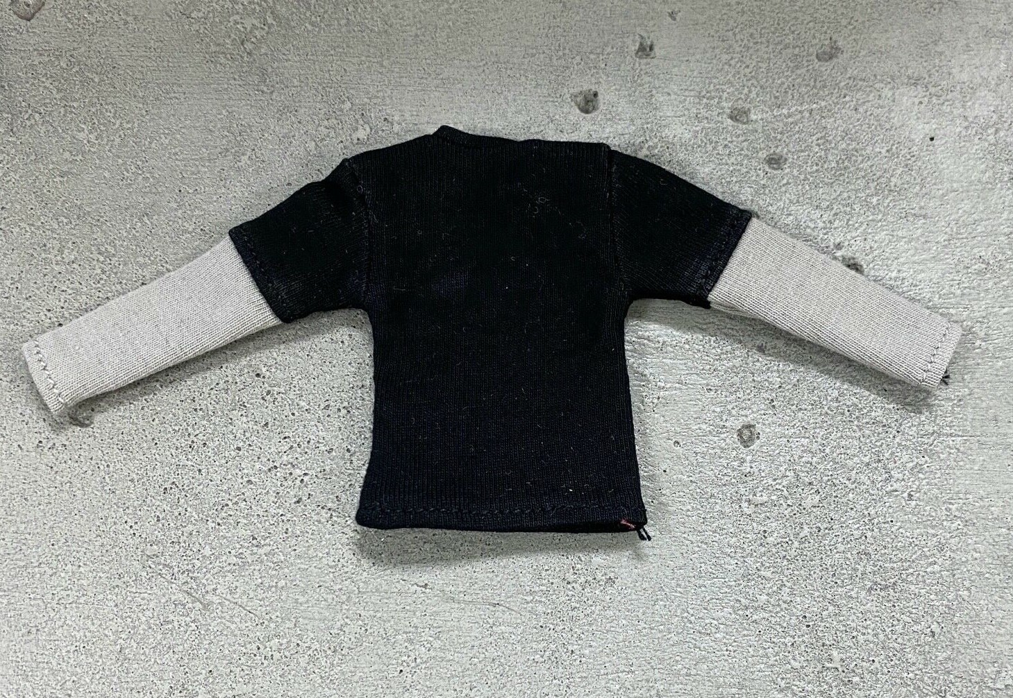 MO-LT2C-BK: 1/12 Black long sleeve shirt with grey sleeve for 6&Prime; slim body